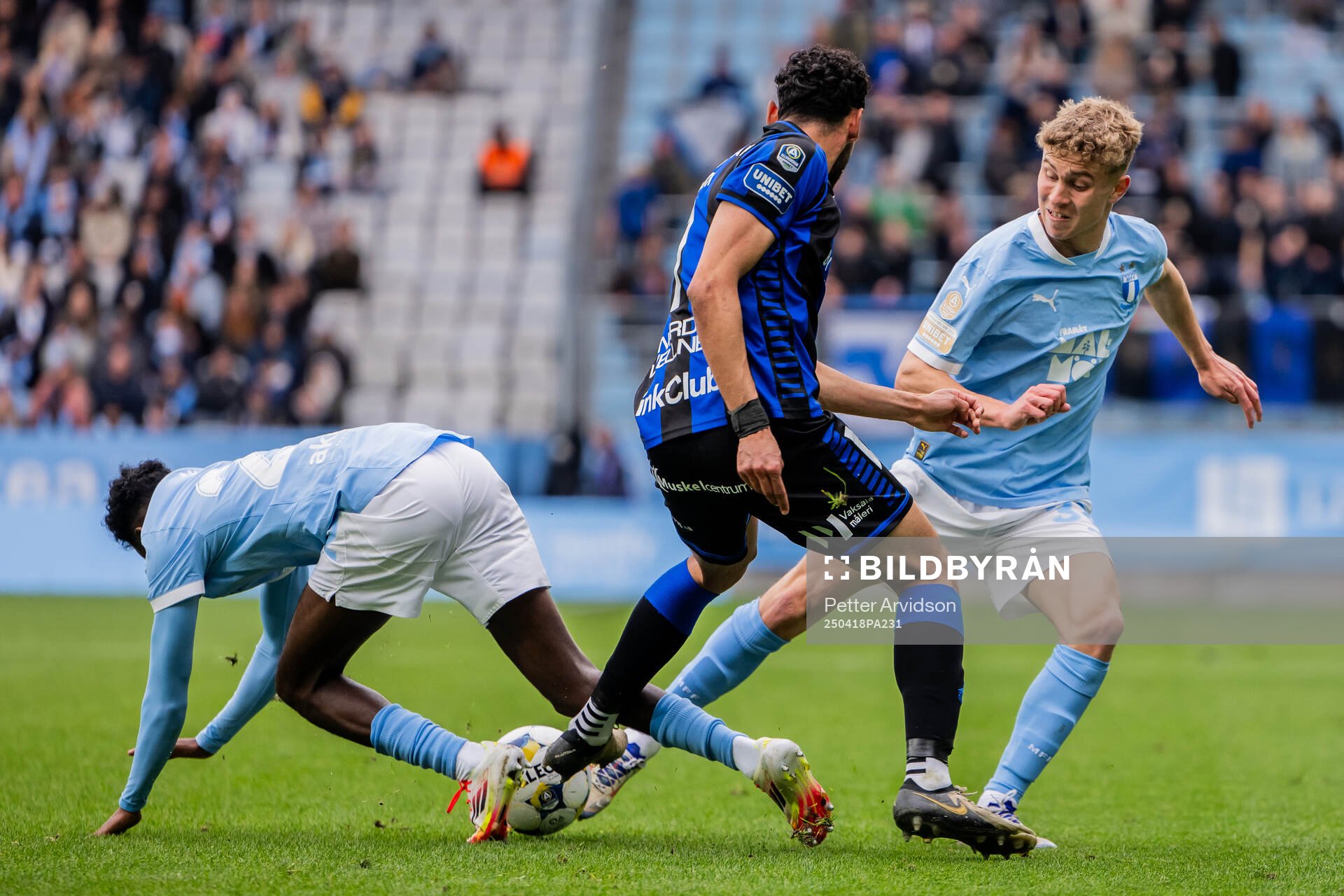 Malmö FFs Taha Ali och Hugo Bolin mot Sirius Marcus Lindberg under fotbollsmatchen i Allsvenskan mellan Malmö FF och Sirius den 18 april 2025 i Malmö.