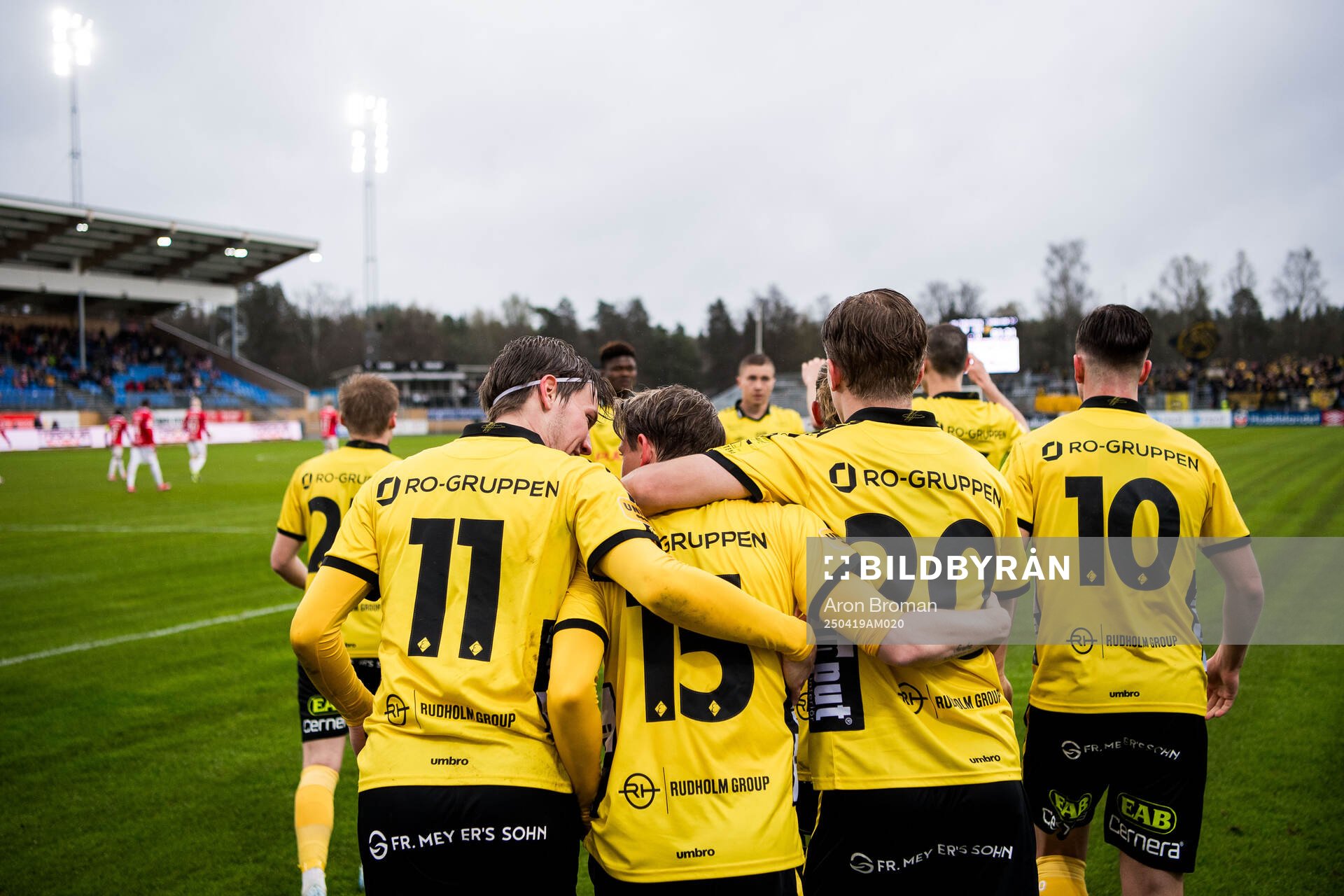 Elfsborgs Simon Hedlund jublar med Taylor Silverholt efter 0-1 under fotbollsmatchen i Allsvenskan mellan Degerfors och Elfsborg den 19 april 2025 i Degerfors.