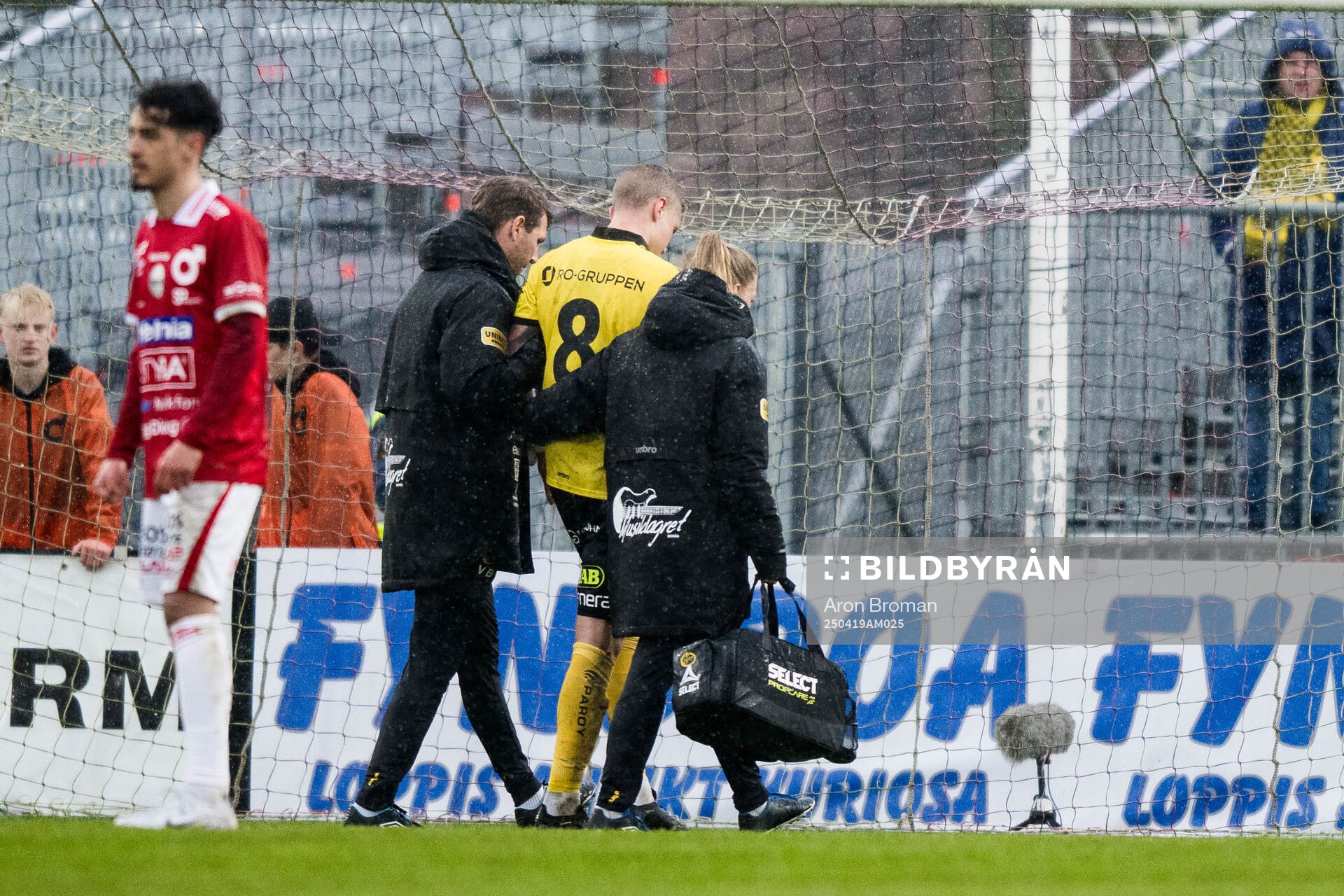 Elfsborgs Sebastian Holmen har ont och får vård under fotbollsmatchen i Allsvenskan mellan Degerfors och Elfsborg den 19 april 2025 i Degerfors.