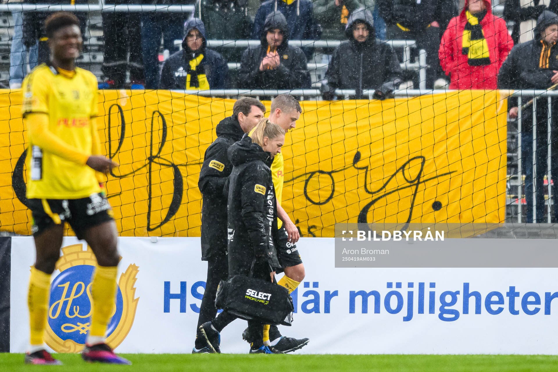 Elfsborgs Sebastian Holmen har ont under fotbollsmatchen i Allsvenskan mellan Degerfors och Elfsborg den 19 april 2025 i Degerfors. 