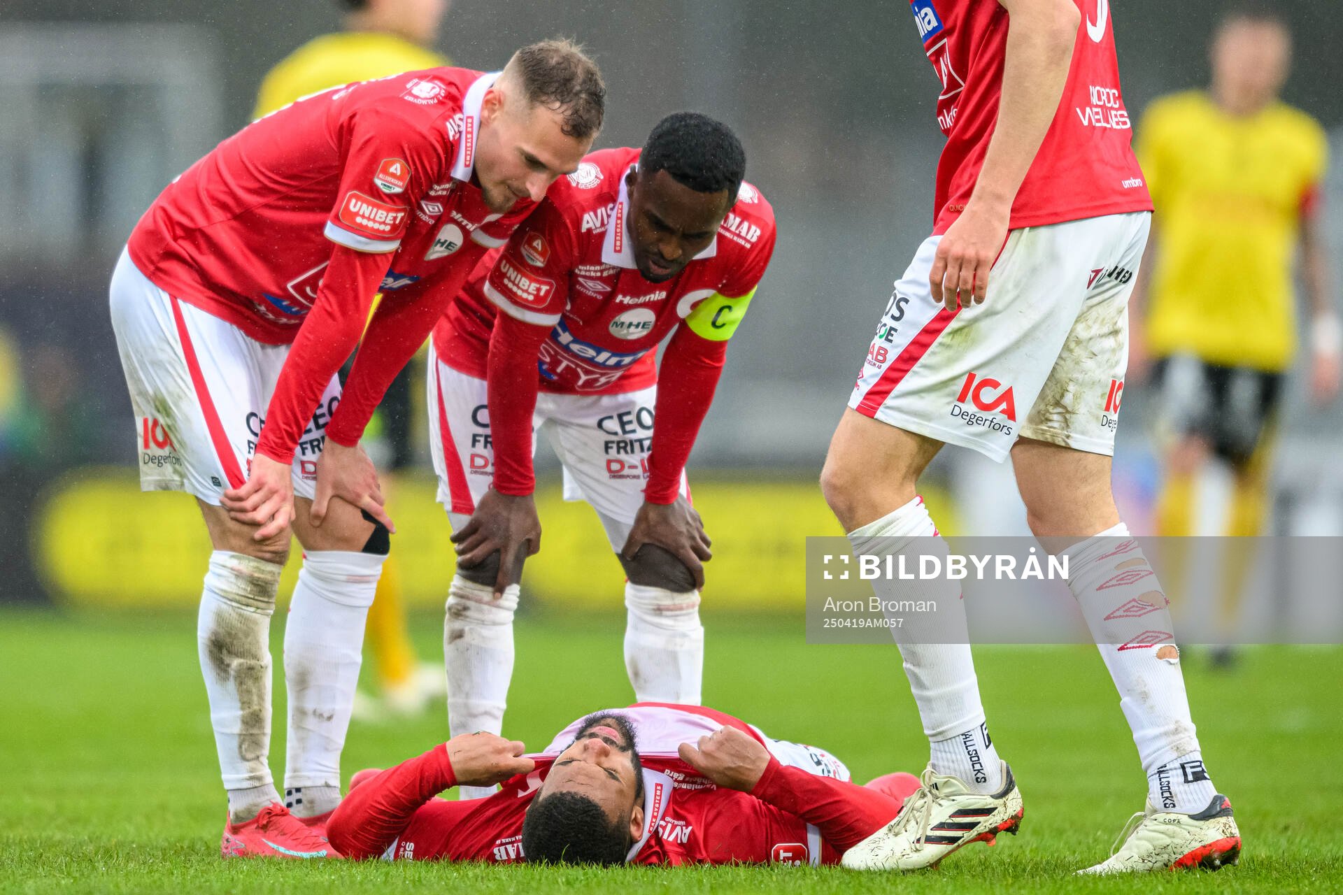 Degerfors Leon Hien har ont under fotbollsmatchen i Allsvenskan mellan Degerfors och Elfsborg den 19 april 2025 i Degerfors. 