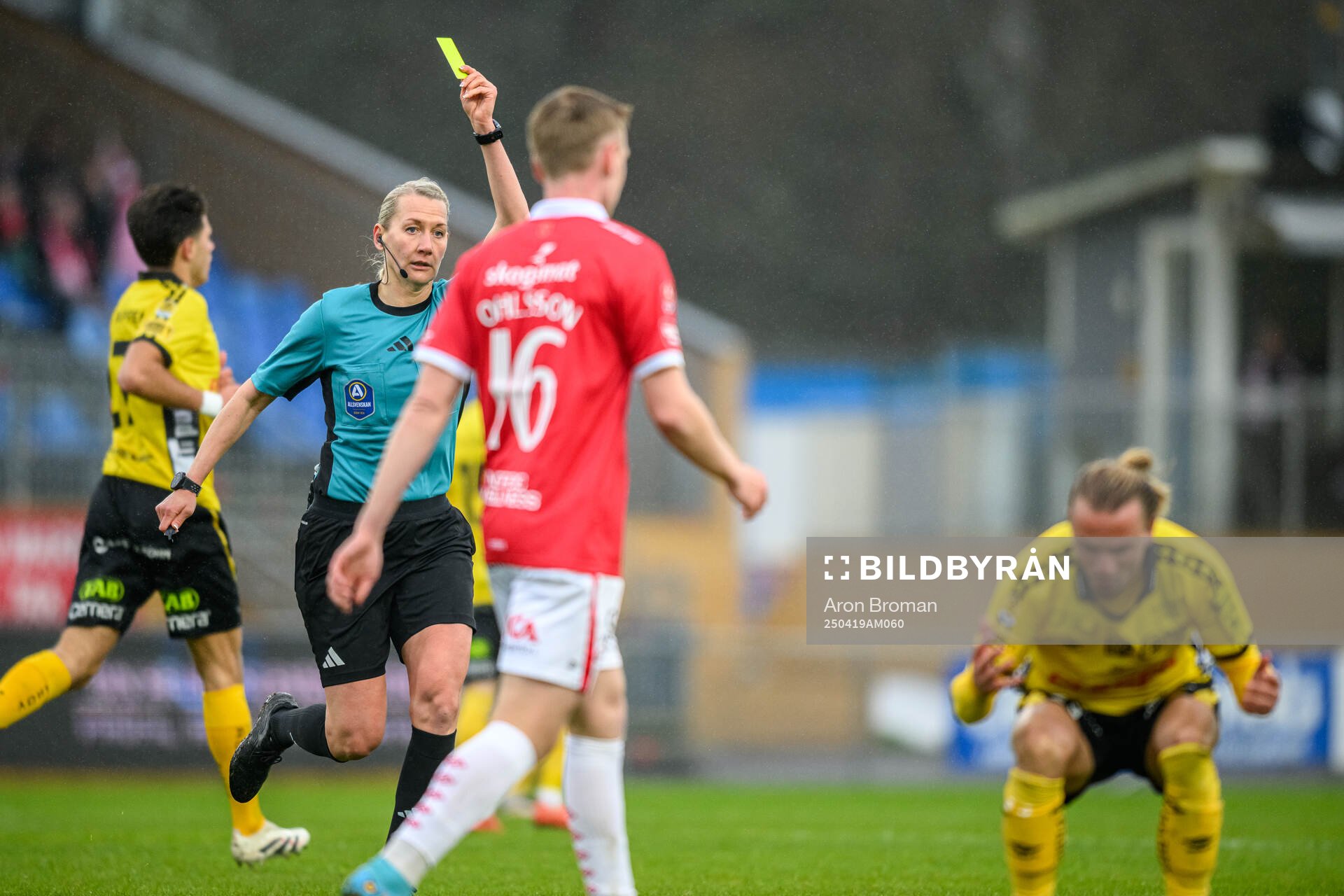 Domare Tess Olofsson tilldelar Elfsborgs Niklas Hult gult