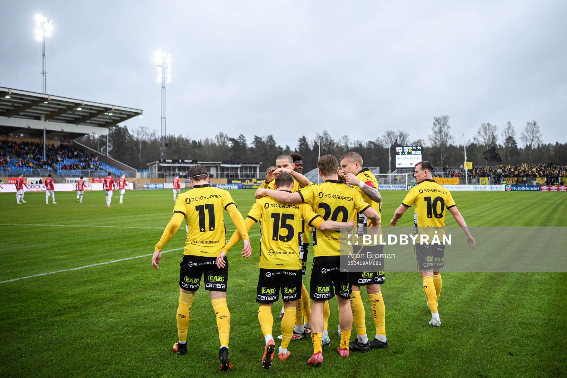 Elfsborgs Simon Hedlund jublar med lagkamrater efter 0-1 under fotbollsmatchen i Allsvenskan mellan Degerfors och Elfsborg den 19 april 2025 i Degerfors.
