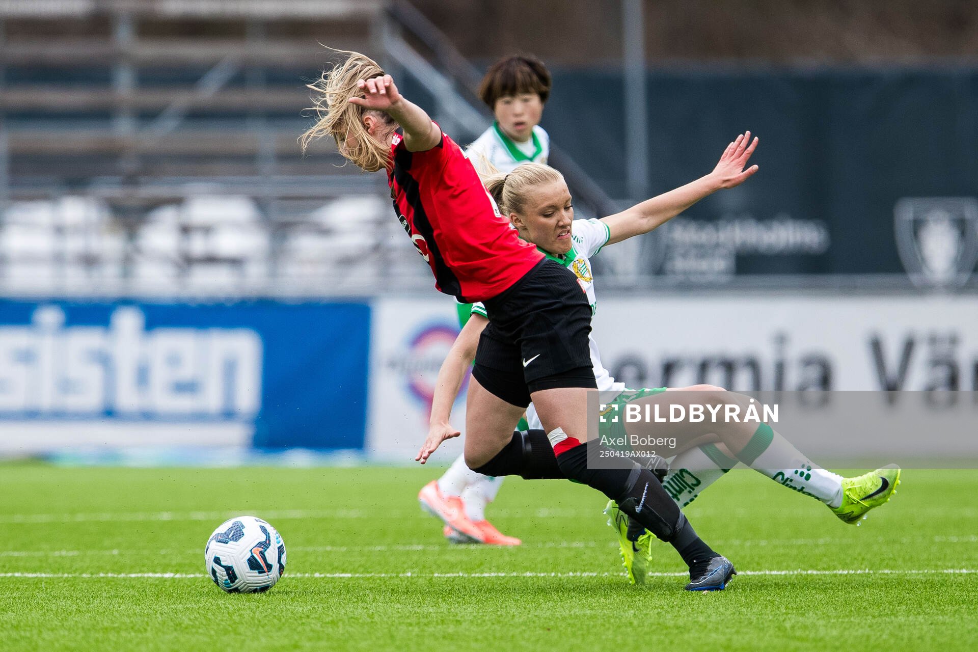 Brommapojkarnas Frida Thörnqvist och Hammarbys Smilla Holmberg under fotbollsmatchen i Damallsvenskan mellan Brommapojkarna och Hammarby den 19 april 2025 i Stockholm.
