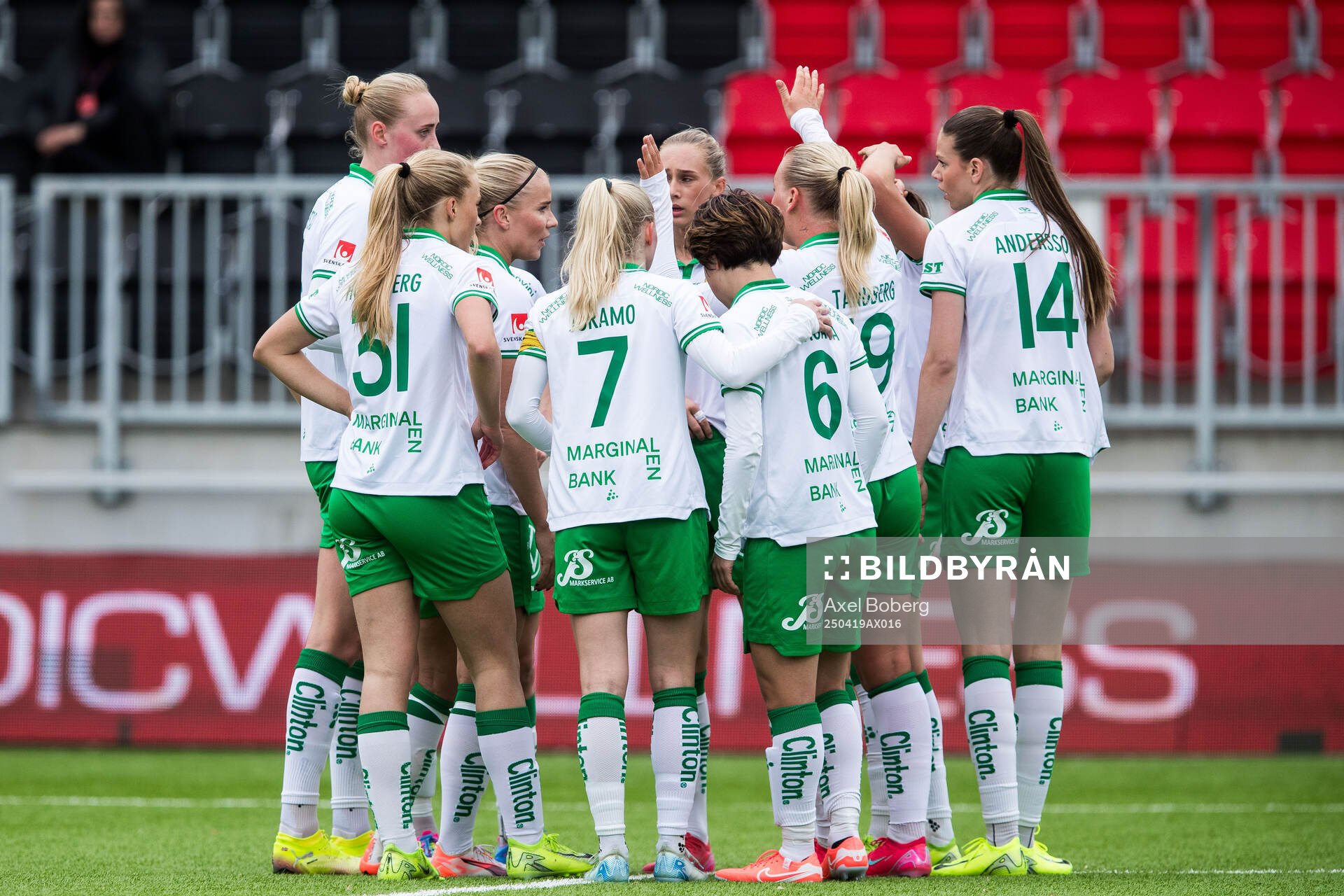 Hammarbys Cathinka Tandberg  jublar med lagkamrater