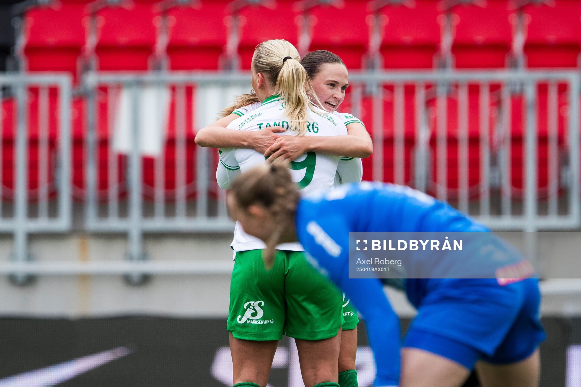 Hammarbys Cathinka Tandberg jublar med Vilde Hasund