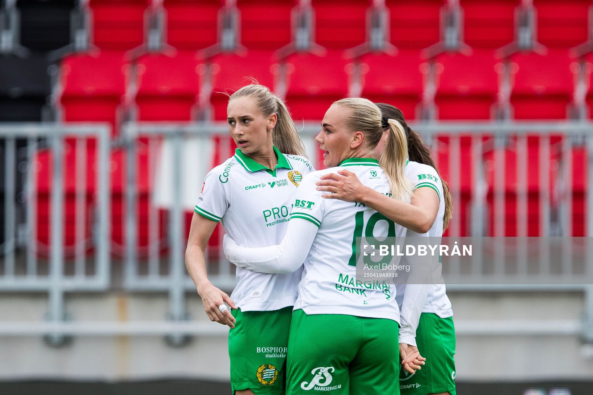Hammarbys Cathinka Tandberg jublar med Ellen Wangerheim och