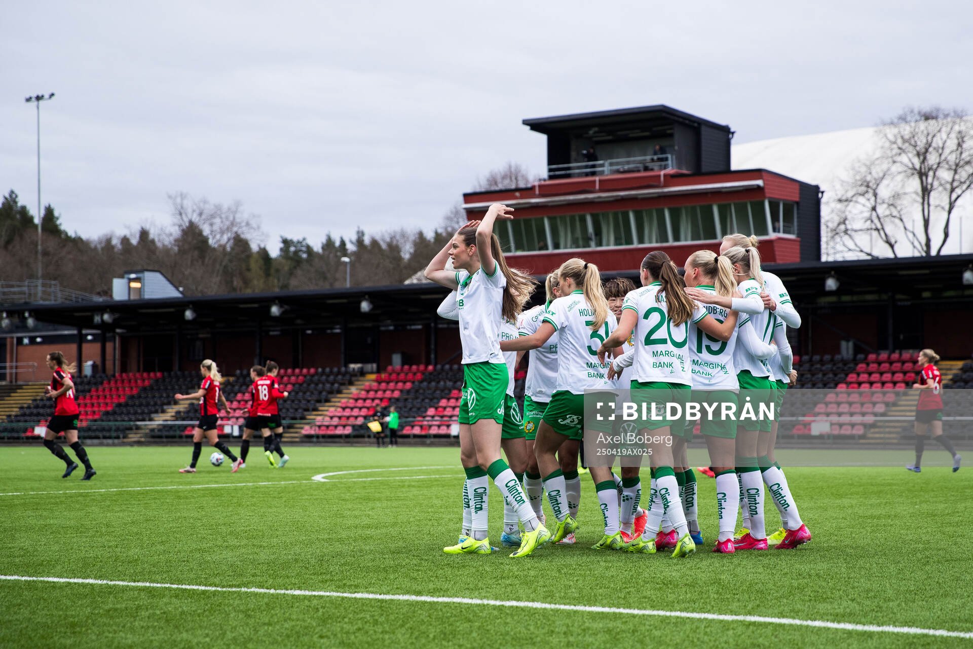 Hammarbys Bella Andersson jublar med lagkamrater