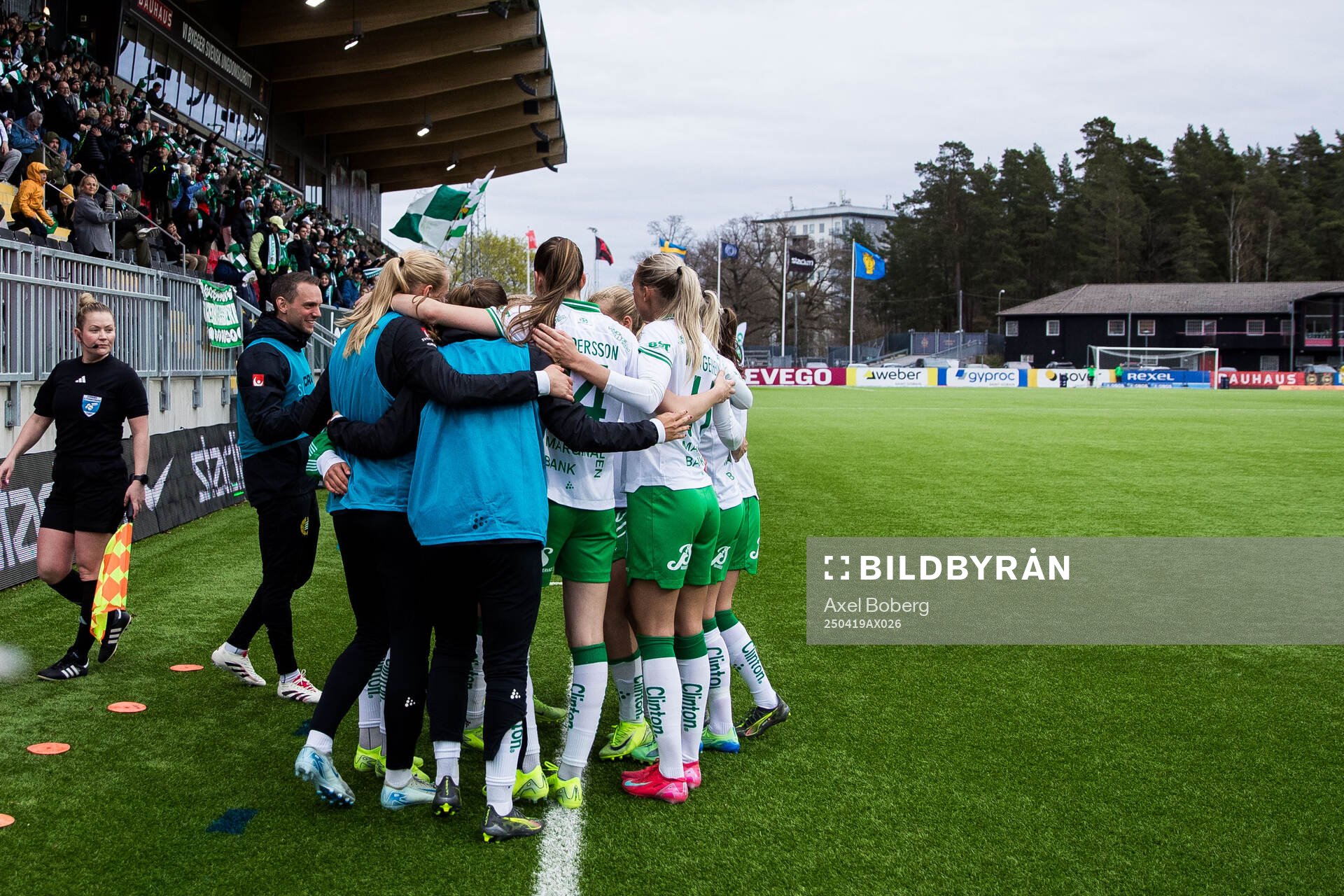Hammarbys spelare jublar med Vilde Hasund