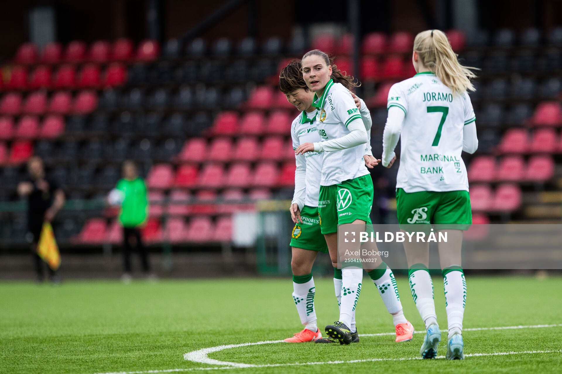 Hammarbys Smilla Vallotto jublar med Asato Miyagawa