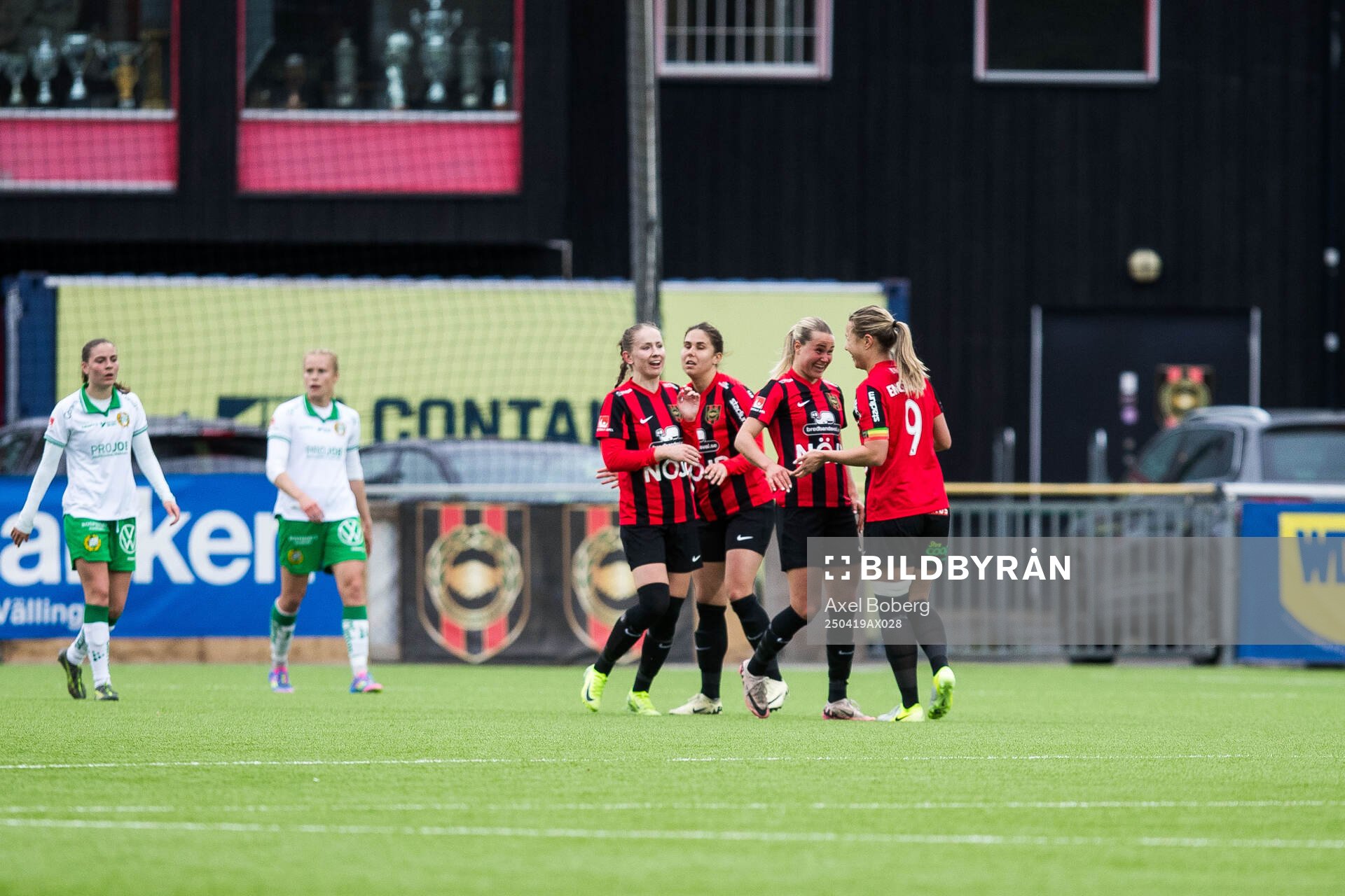 Brommapojkarnas Emma Engström jublar med lagkamrater