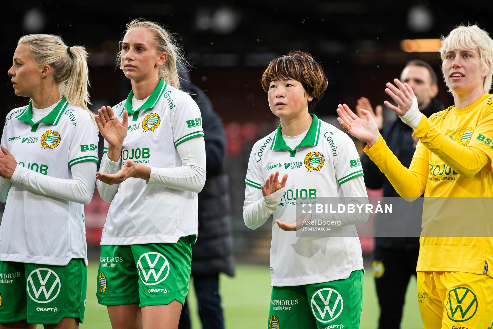 Hammarbys Asato Miyagawa jublar med lagkamrater