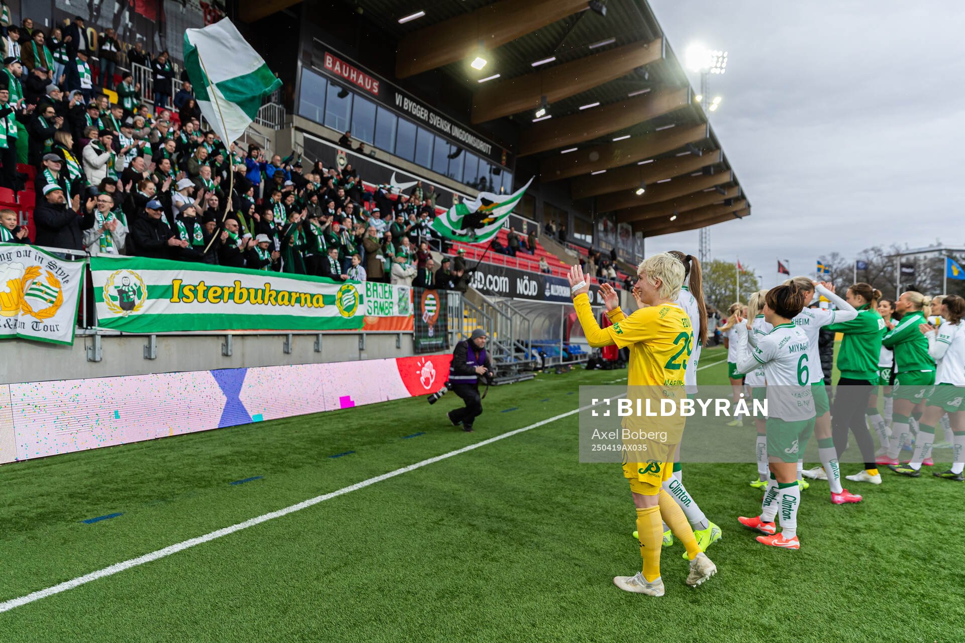 Hammarbys målvakt Moa Edrud jublar med lagkamrater