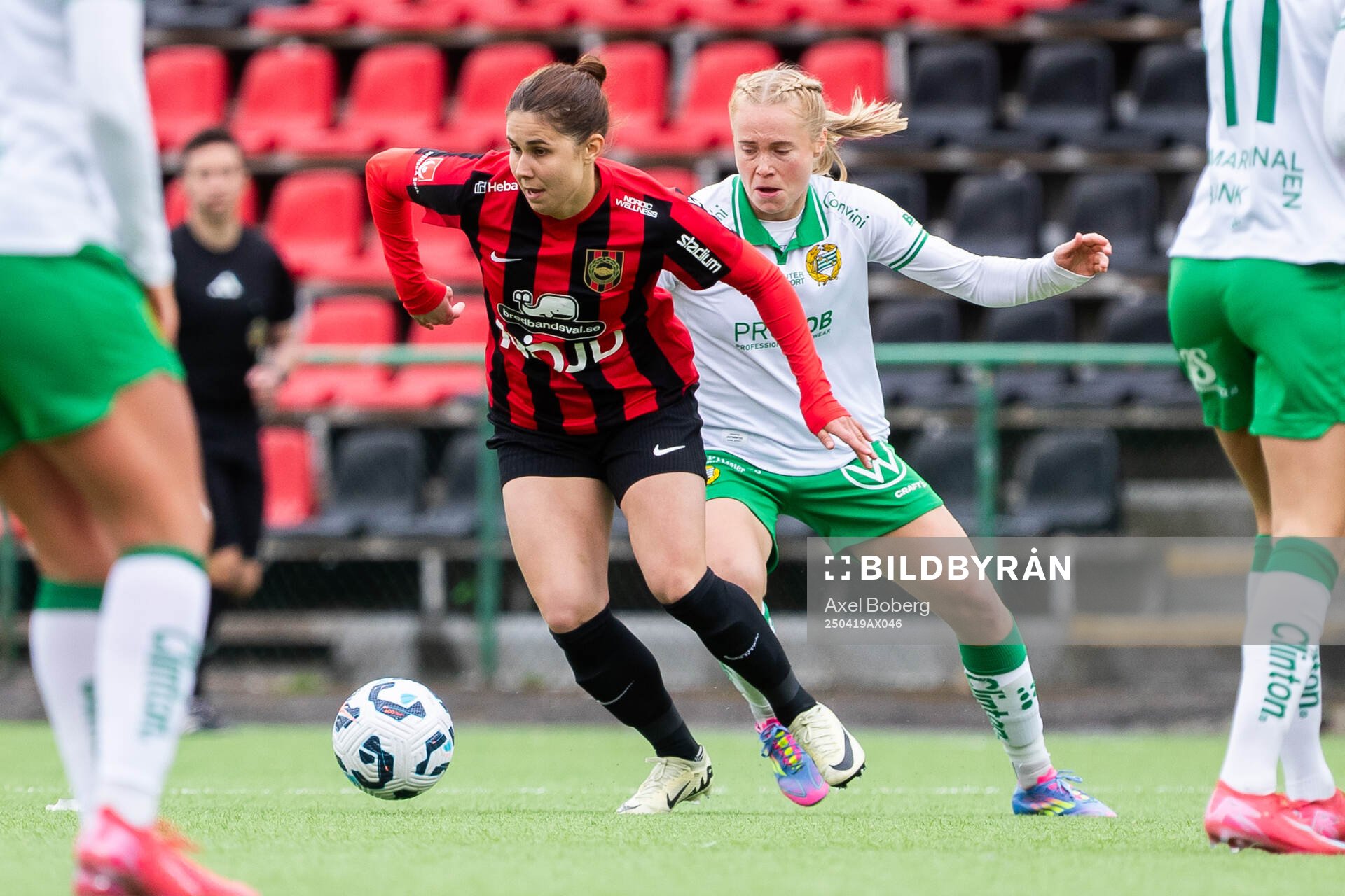 Brommapojkarnas Julia Olsson och Hammarbys Julie Blakstad