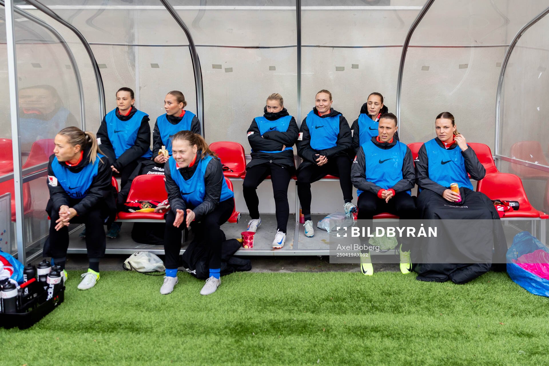 Brommapojkarnas spelarbås med Emilia Hjertberg och lagkamrater inför fotbollsmatchen i Damallsvenskan mellan Brommapojkarna och Hammarby den 19 april 2025 i Stockholm.