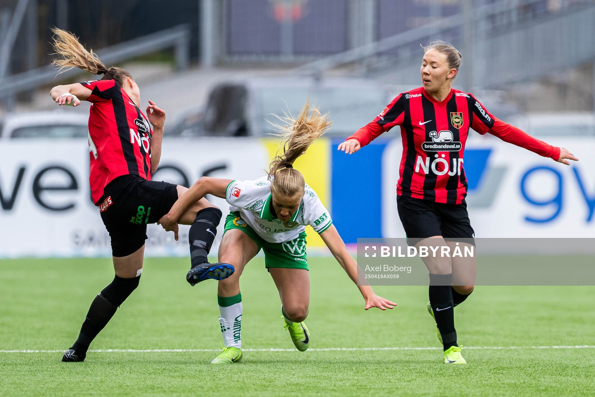 Hammarbys Smilla Holmberg och Brommapojkarnas Frida Thörnqvist under fotbollsmatchen i Damallsvenskan mellan Brommapojkarna och Hammarby den 19 april 2025 i Stockholm.