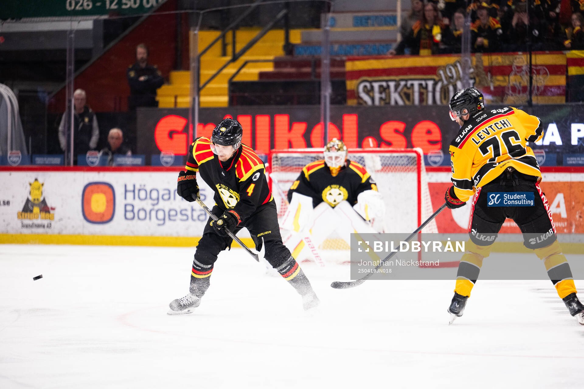 Brynäs Theo Lindstein och Luleås Anton Levtchi