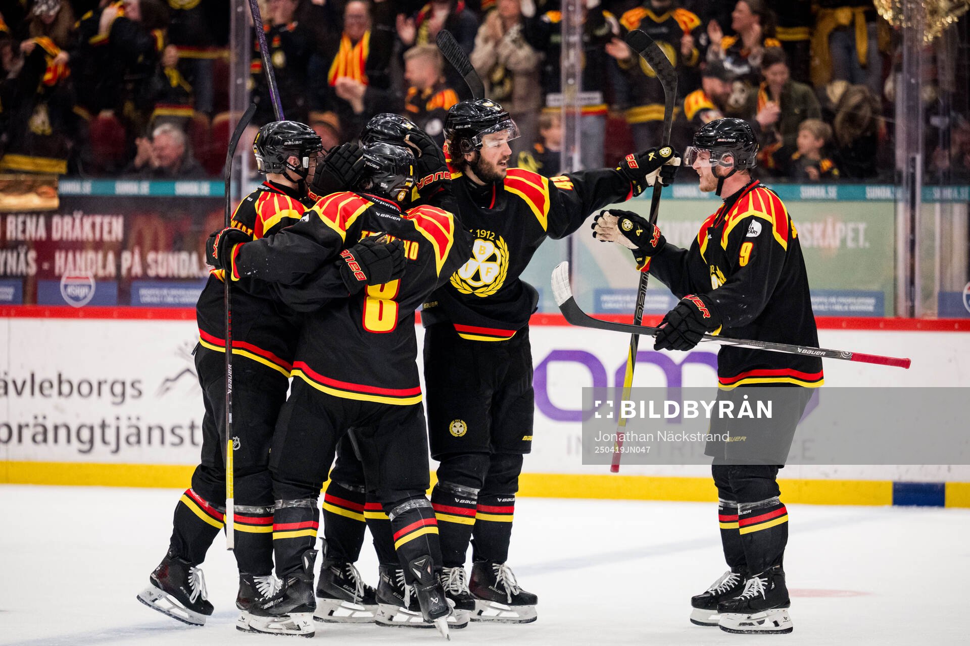 Brynäs Tyler Vesel jublar med lagkamrater
