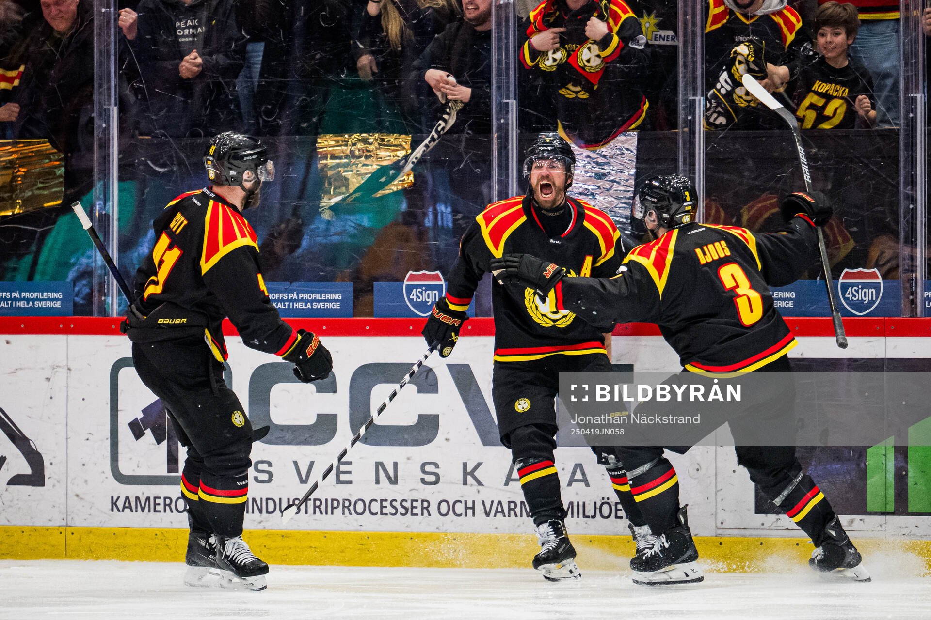 Brynäs Anton Rödin jublar med Greg Scott och Christian