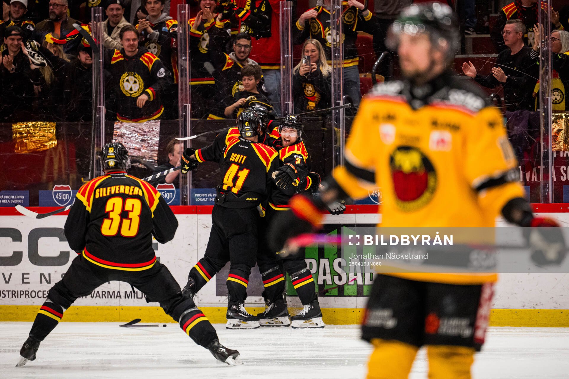 Brynäs Anton Rödin jublar med Greg Scott och Christian