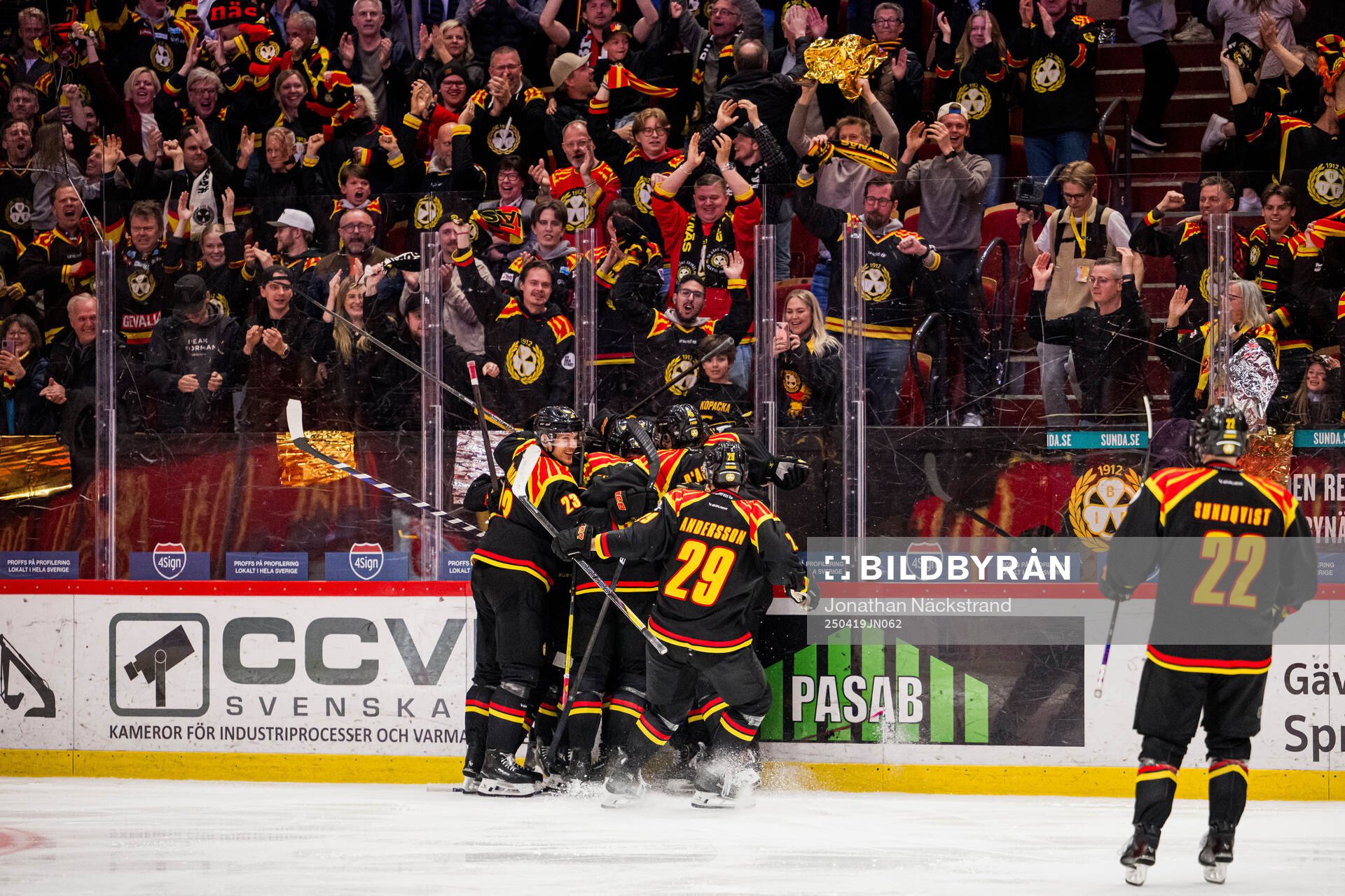 Brynäs Anton Rödin jublar med lagkamrater