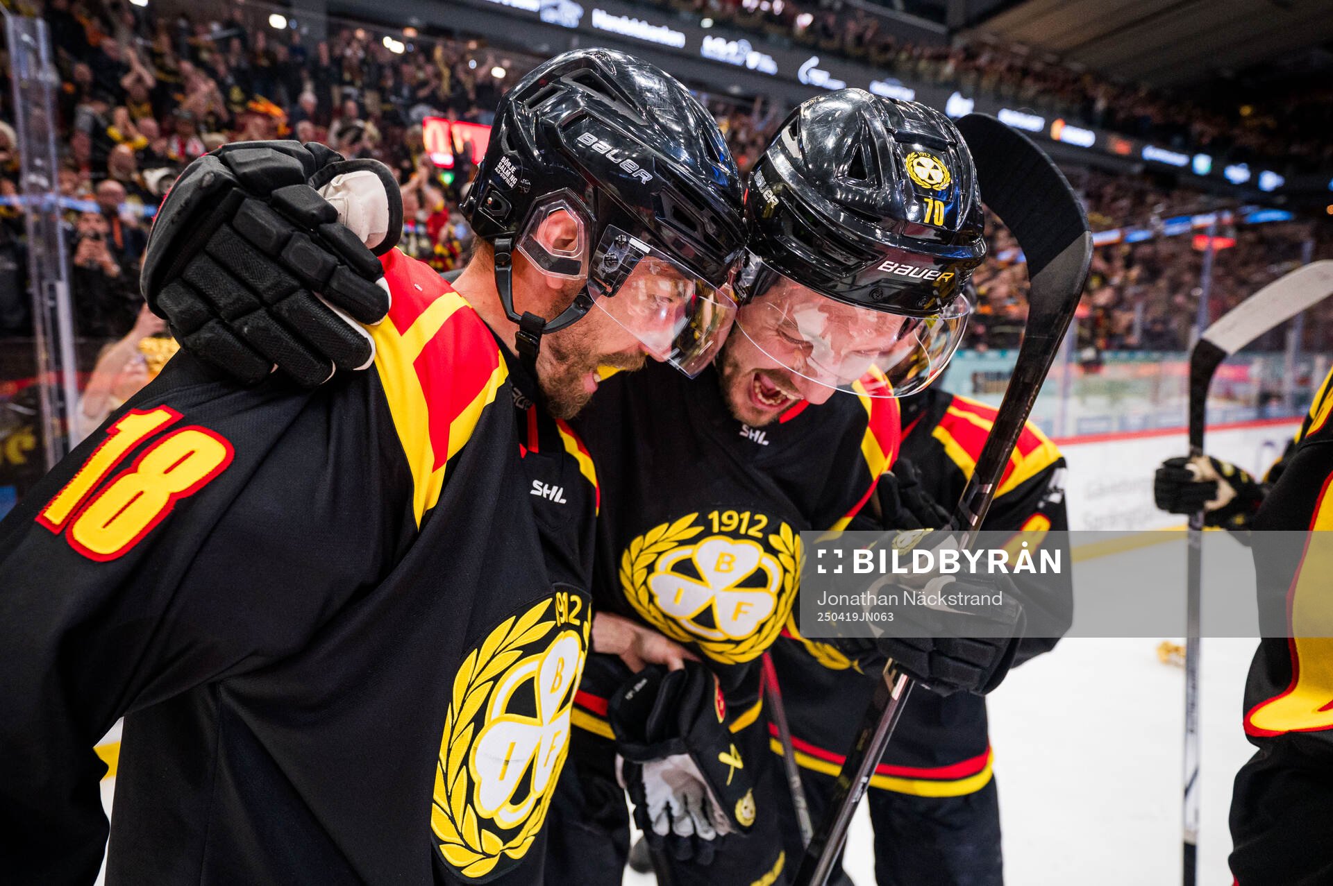 Brynäs Anton Rödin jublar med Miks Indrasis