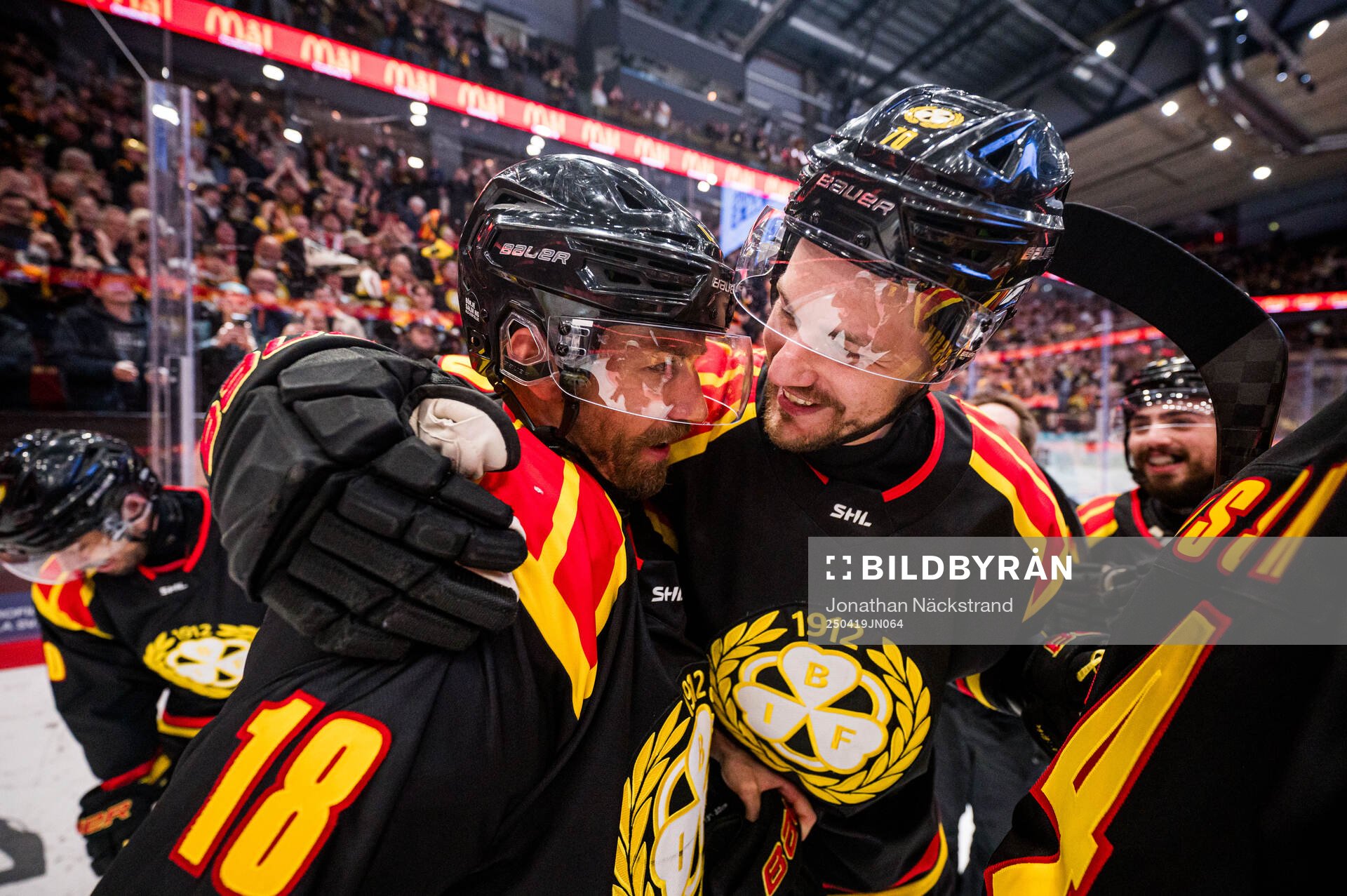 Brynäs Anton Rödin jublar med Miks Indrasis