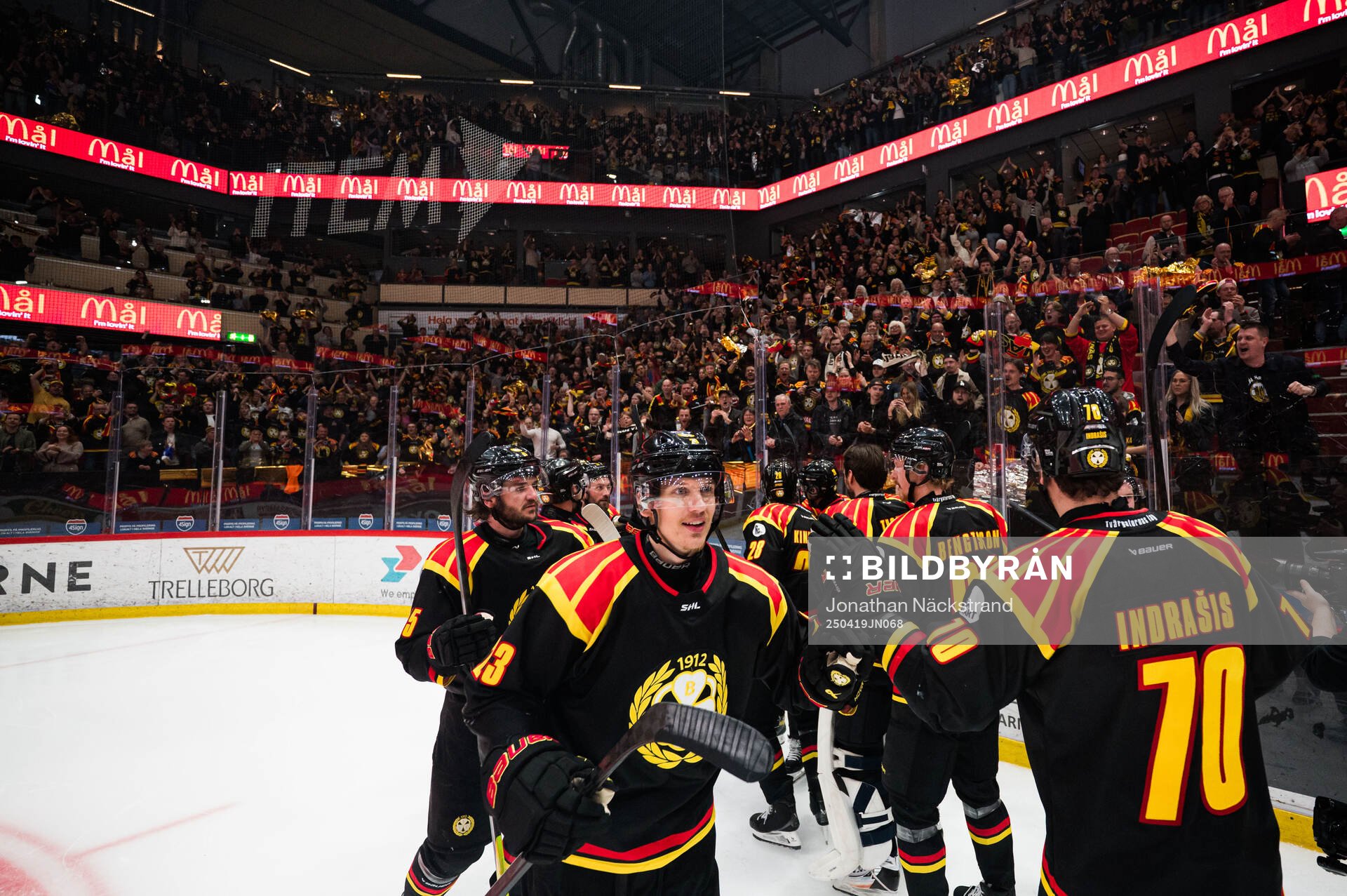 Brynäs Oskar Lindblom och Miks Indrasis jublar