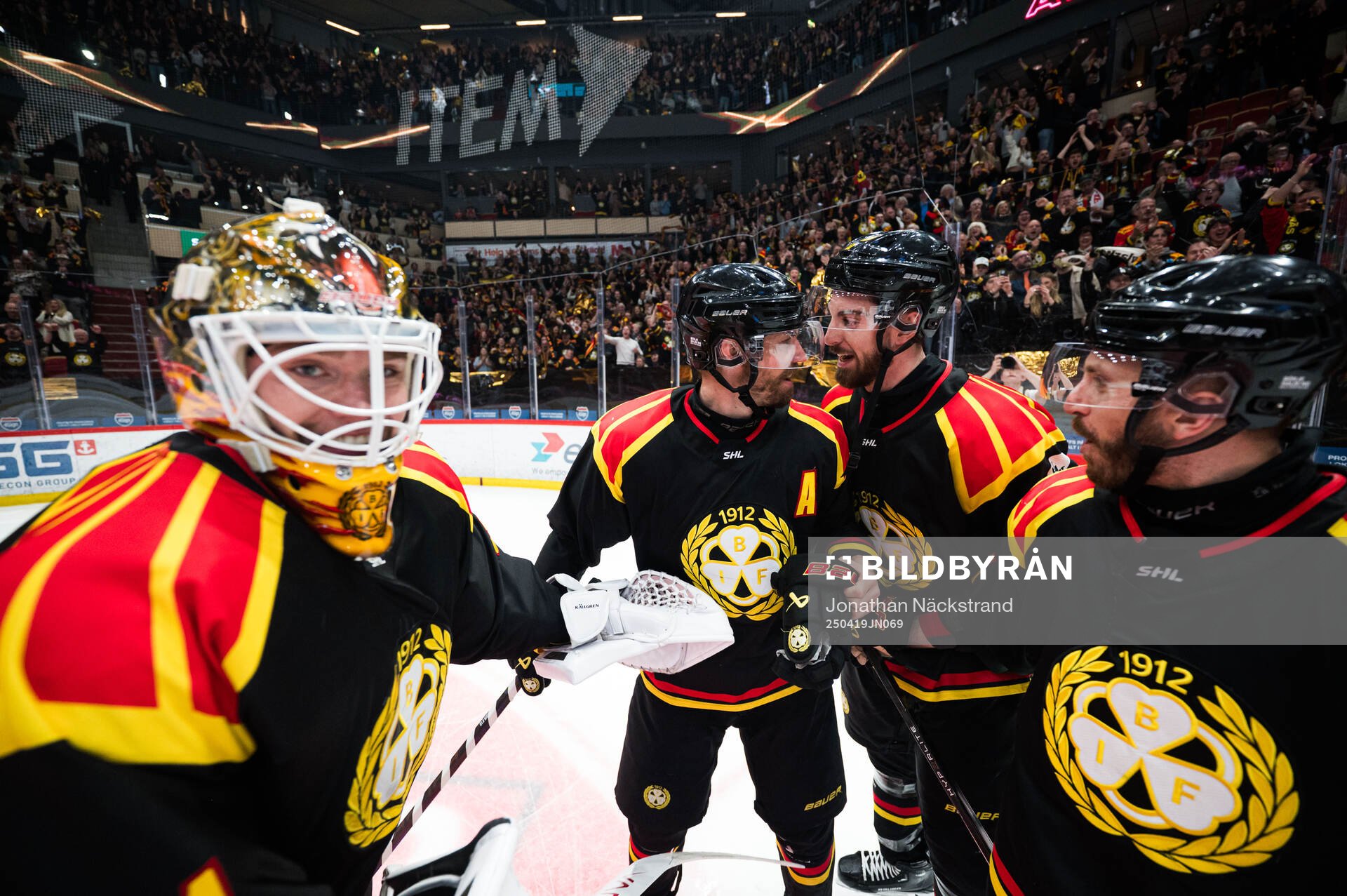Brynäs målvakt Erik Källgren och Anton Rödin jublar