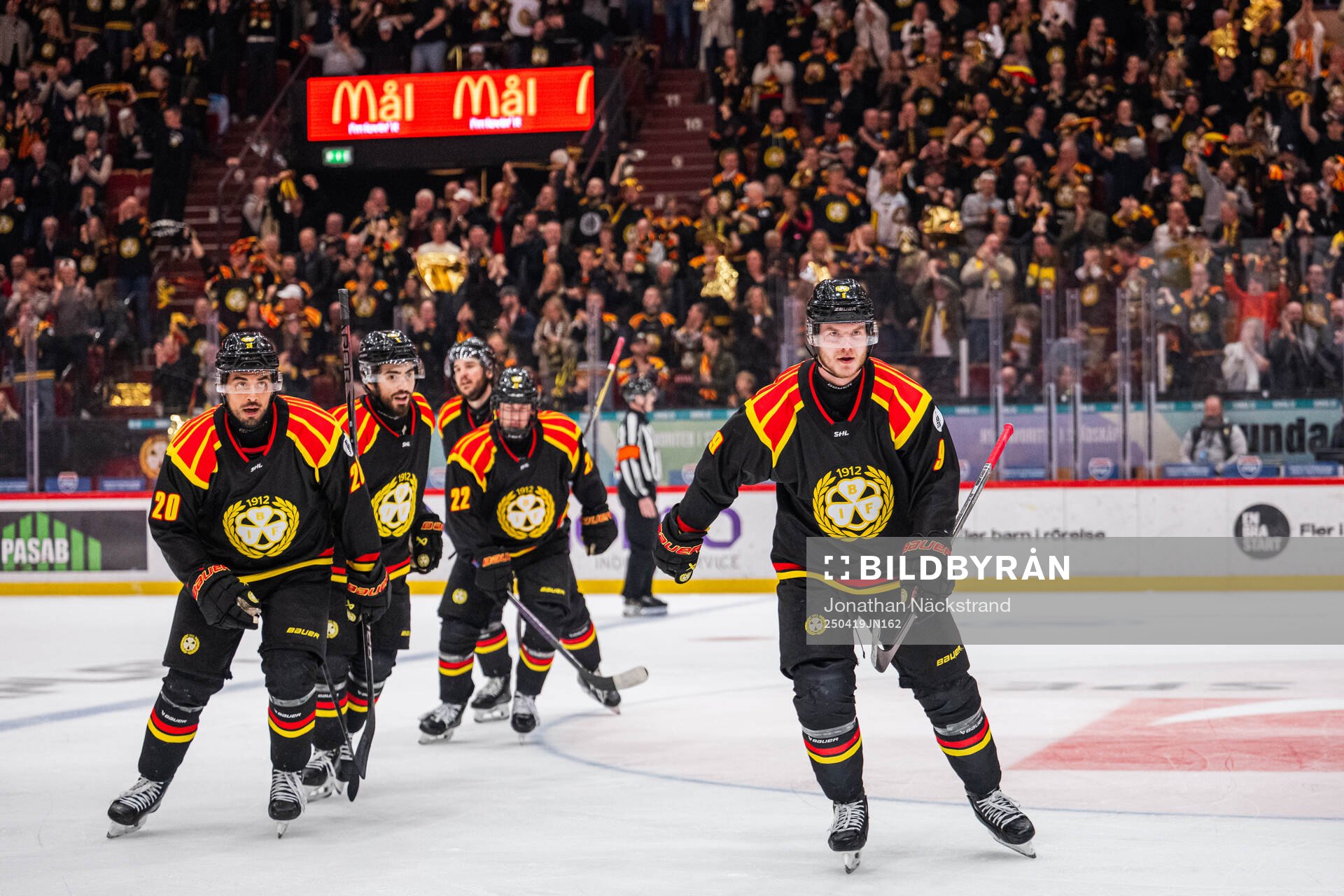 Brynäs Tyler Vesel jublar med lagkamrater