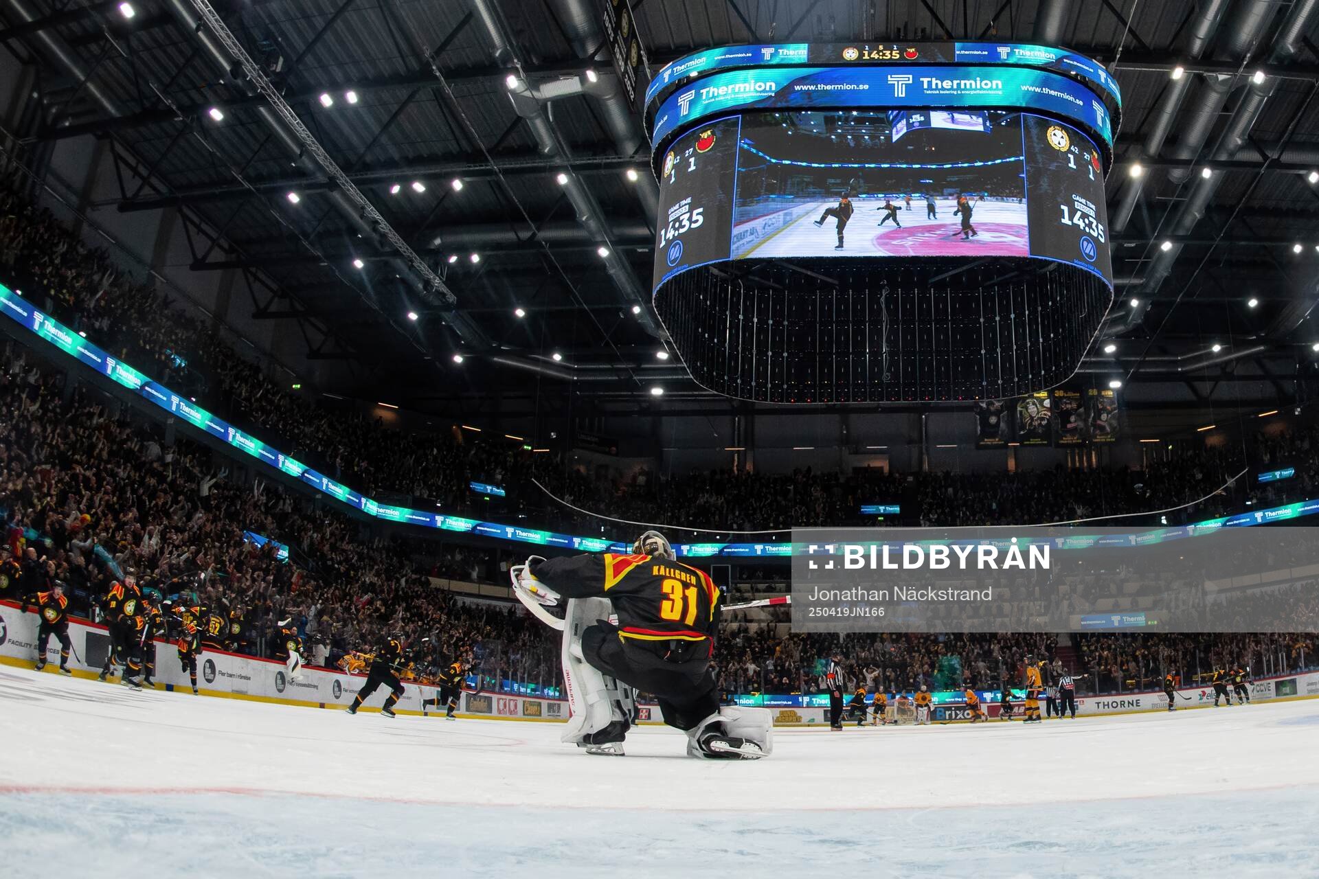 Brynäs målvakt Erik Källgren jublar