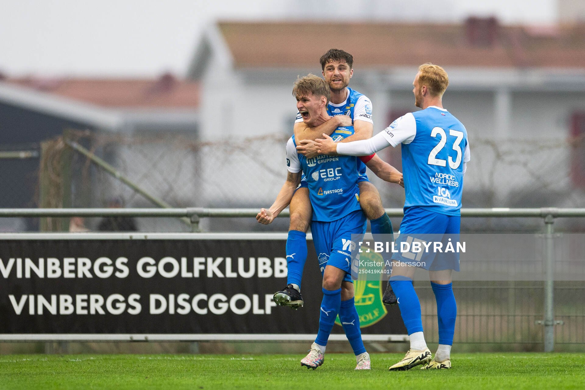 Oddevolds Alexander Almqvist jublar efter 1-2 under fotbollsmatchen i Superettan mellan Falkenberg och Oddevold den 19 april 2025 i Falkenberg.