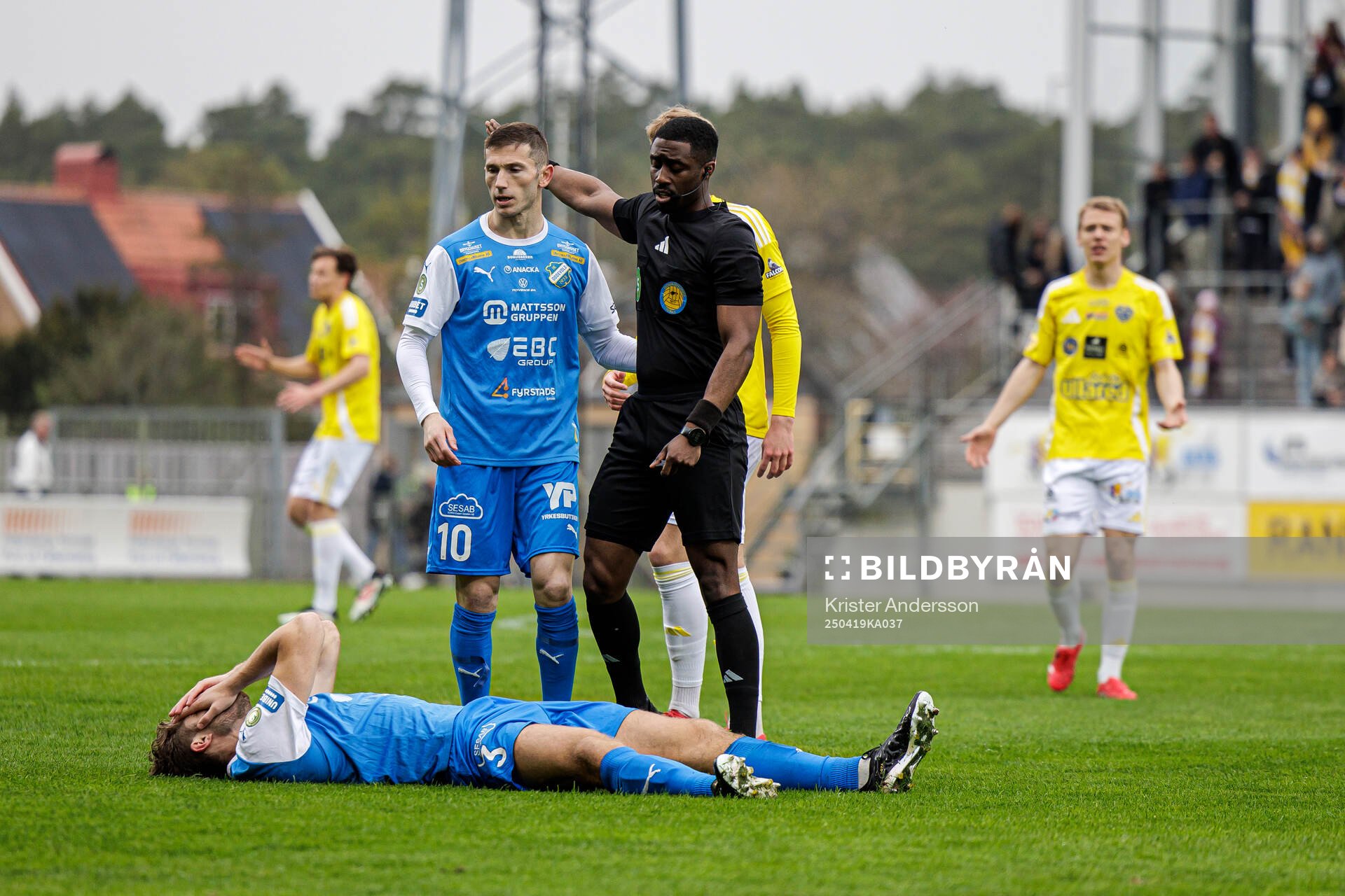 Oddevolds Erik Hedenquist har ont under fotbollsmatchen i Superettan mellan Falkenberg och Oddevold den 19 april 2025 i Falkenberg. 