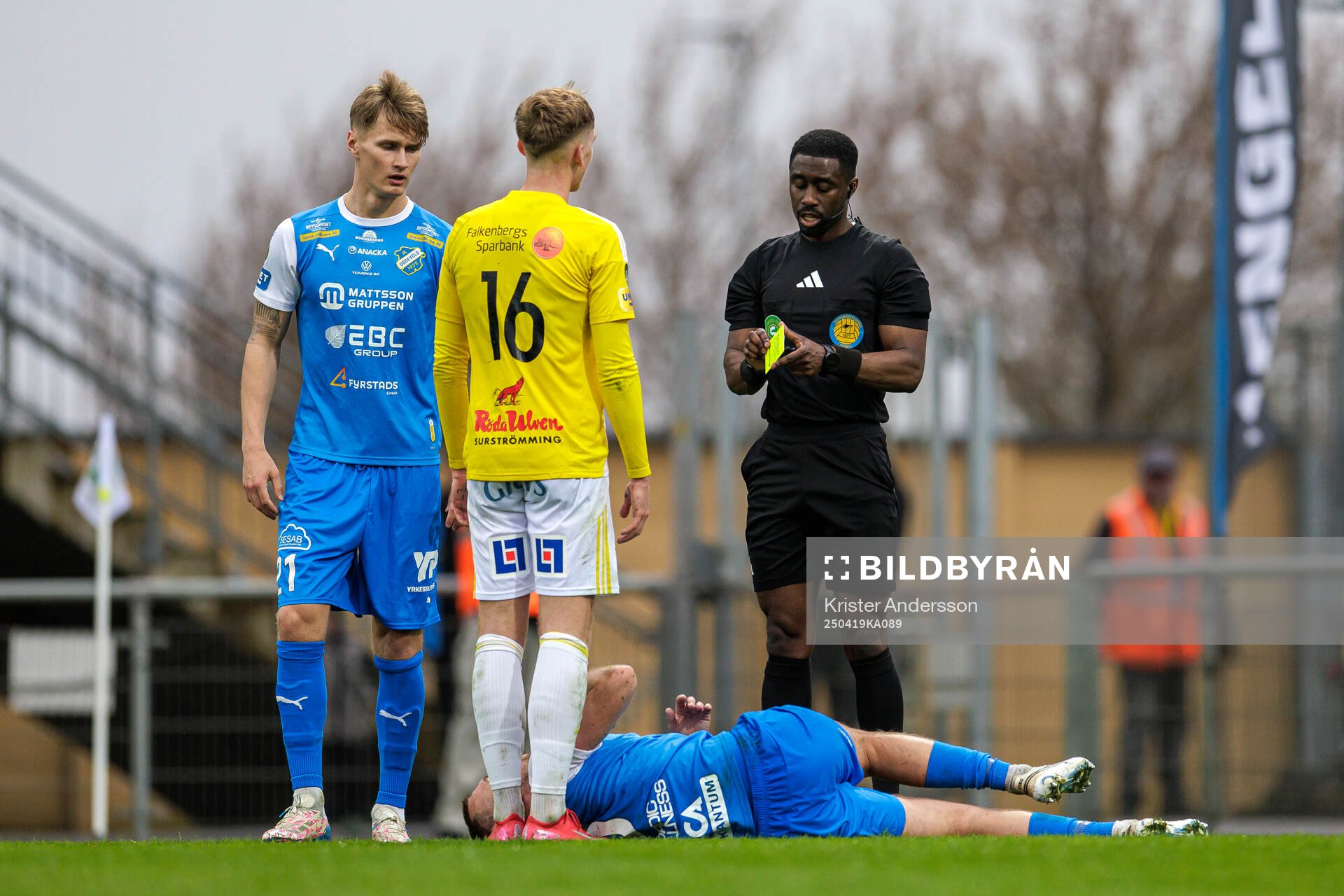 Falkenbergs Hampus Källström får gult kort <v domare Fredrik Oppong under fotbollsmatchen i Superettan mellan Falkenberg och Oddevold den 19 april 2025 i Falkenberg. 