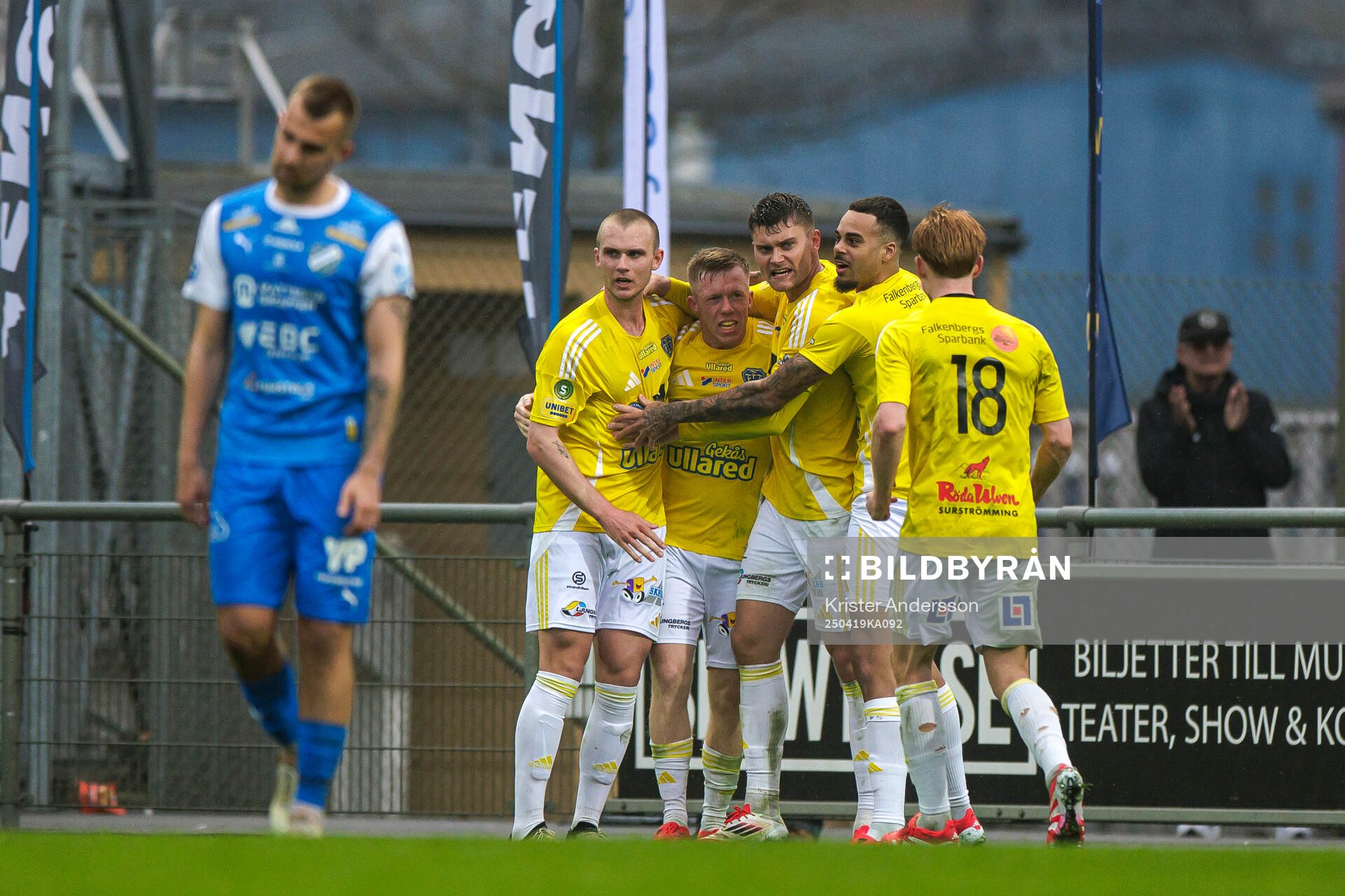 Falkenbergs Albin Andersson jublar med laget