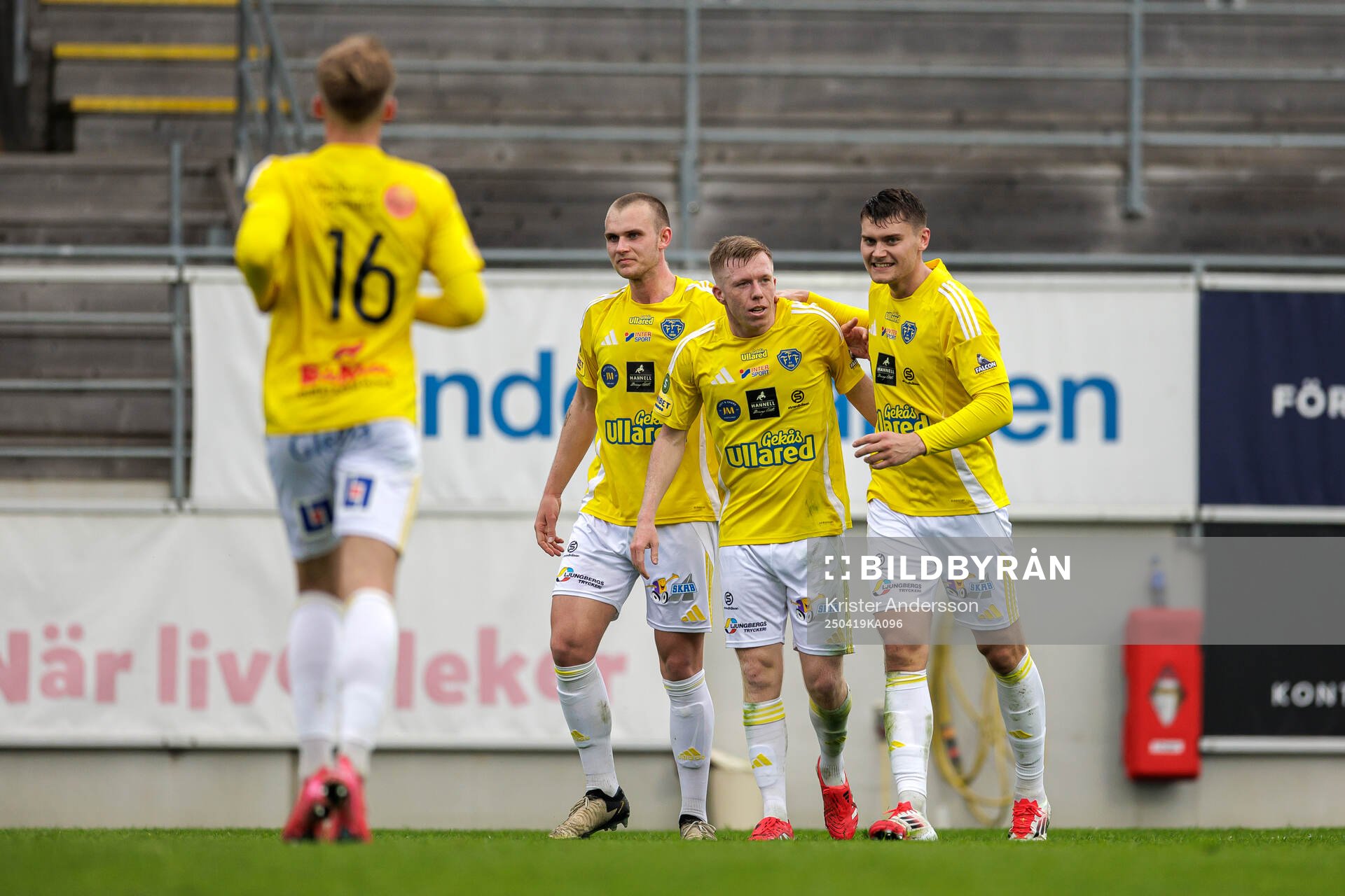 Falkenbergs Lucas Sibelius jublar med Nils Bertilsson och Albin Andersson efter 1-1 under fotbollsmatchen i Superettan mellan Falkenberg och Oddevold den 19 april 2025 i Falkenberg.