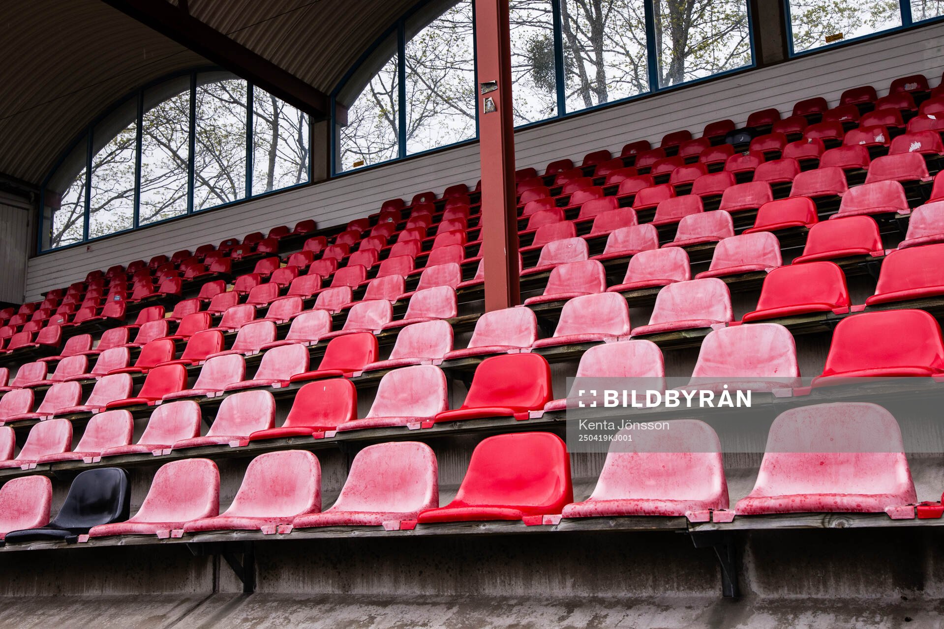 Stolar på huvudläktaren på Skytteholms IP inför fotbollsmatchen i Damallsvenskan mellan AIK och Malmö FF den 19 april 2025 i Stockholm. 
