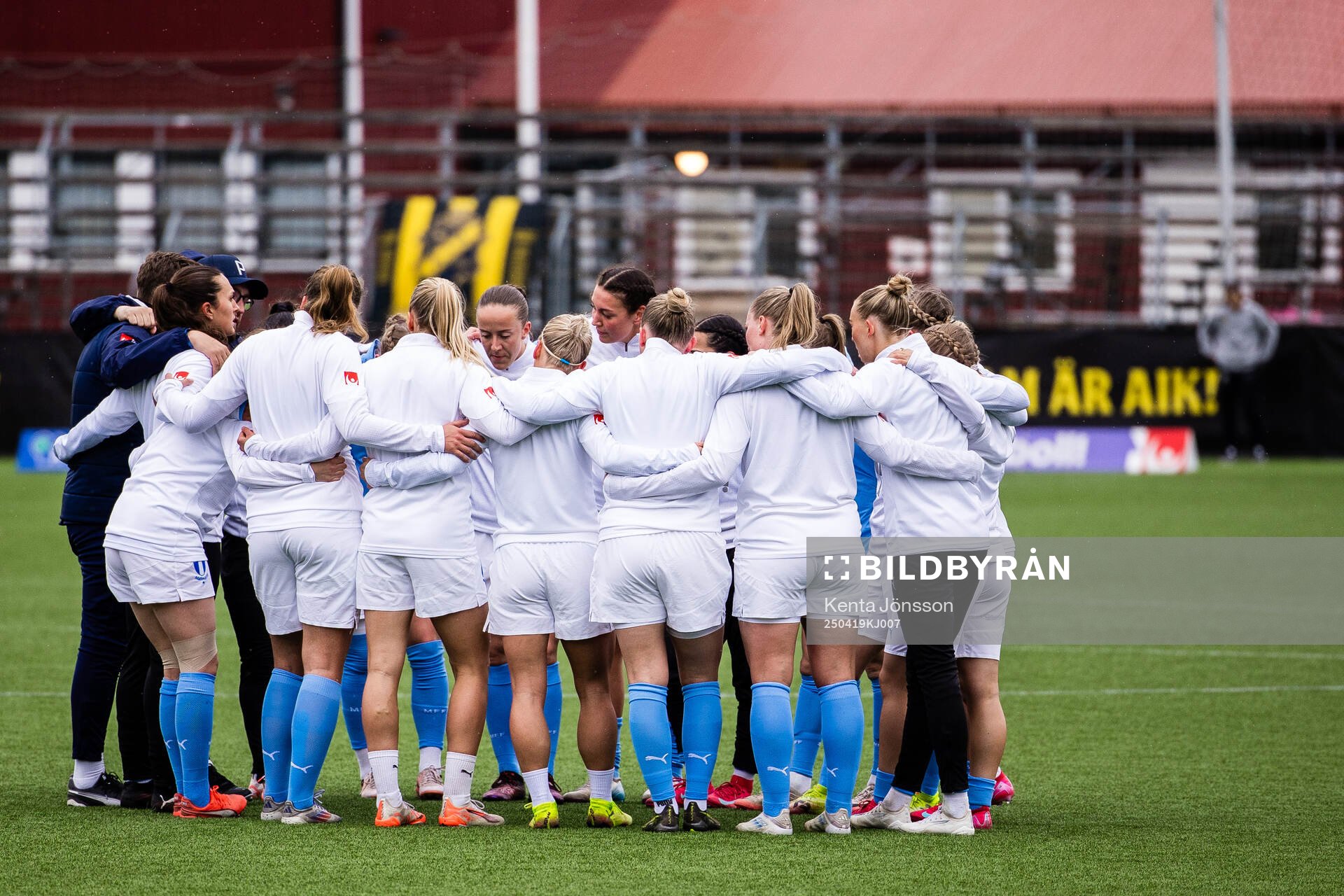 Malmö FFs spelare samlas i en ring