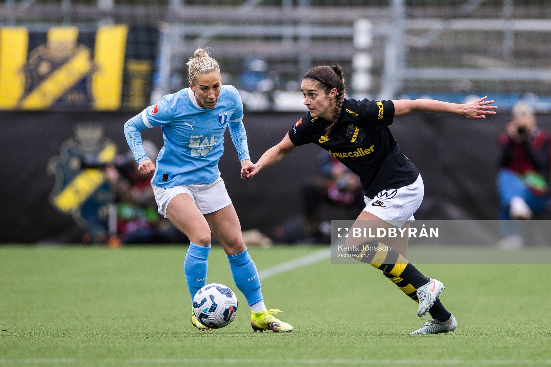 Malmö FFs Mia Persson och AIKs Daniella Famili