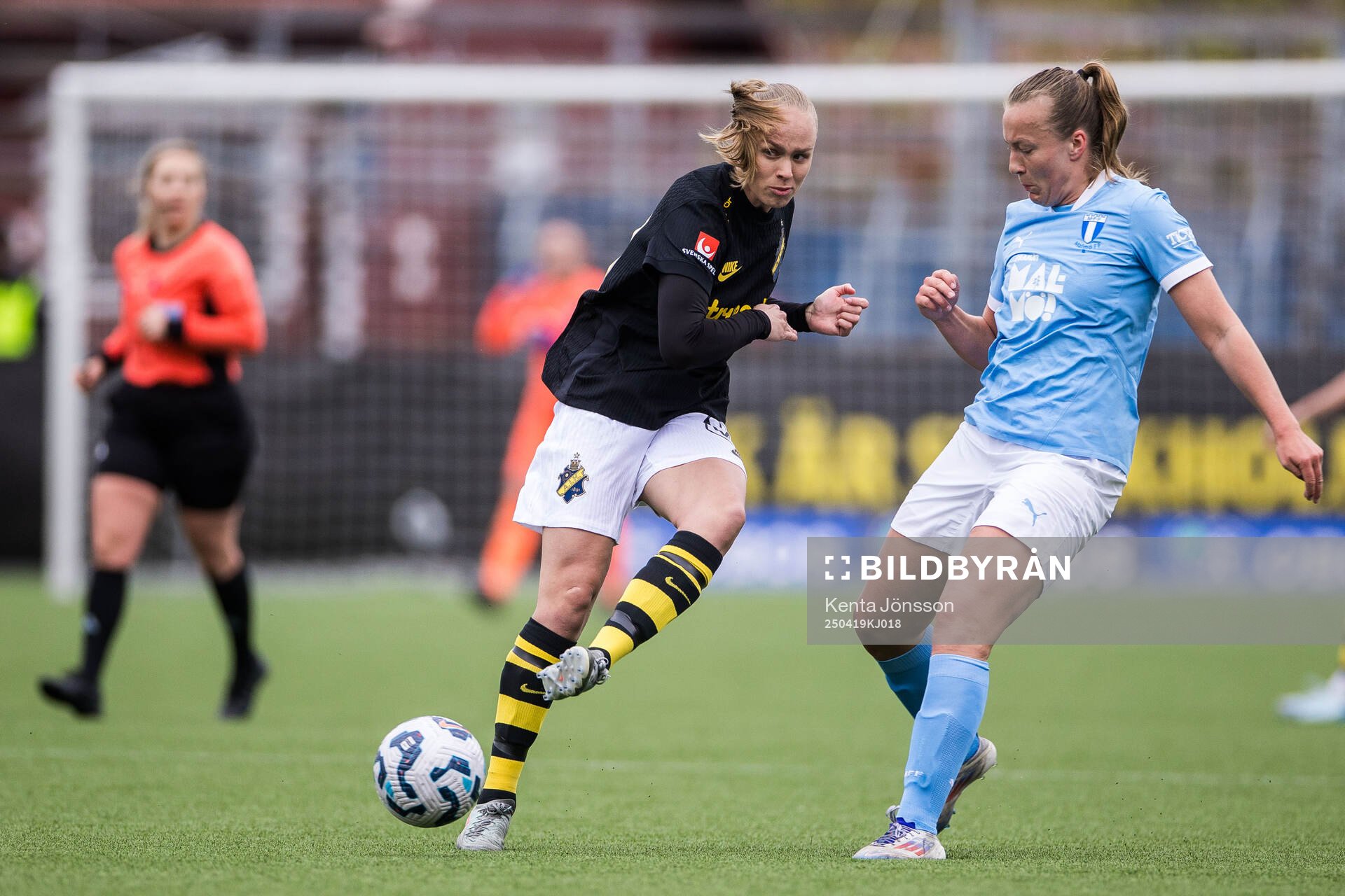 AIKs Matilda Plan och Malmö FFs Sara Kanutte Sørensen Fornes under fotbollsmatchen i Damallsvenskan mellan AIK och Malmö FF den 19 april 2025 i Stockholm.