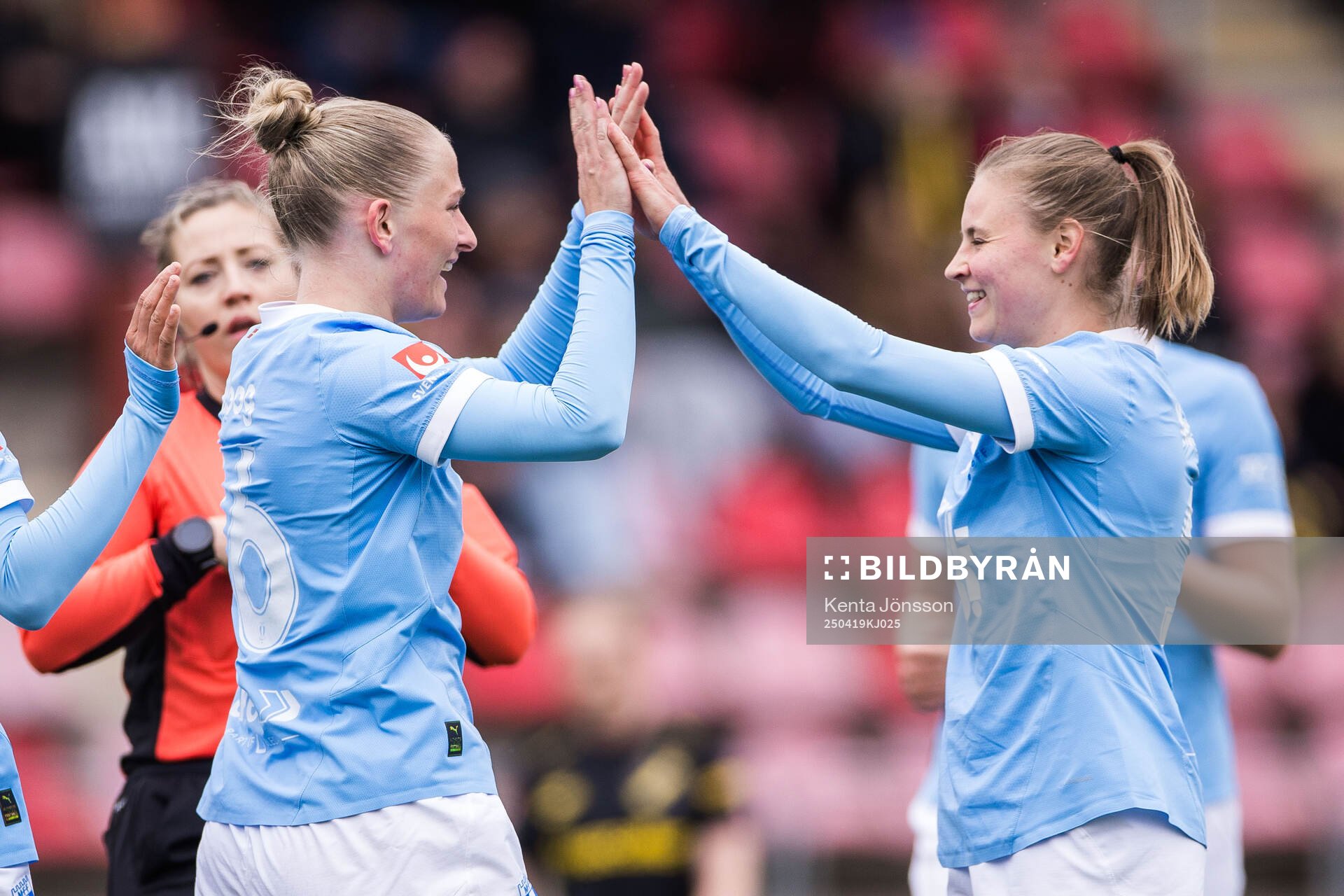 Malmö FFs Tuva Skoog jublar med Katariina Kosola