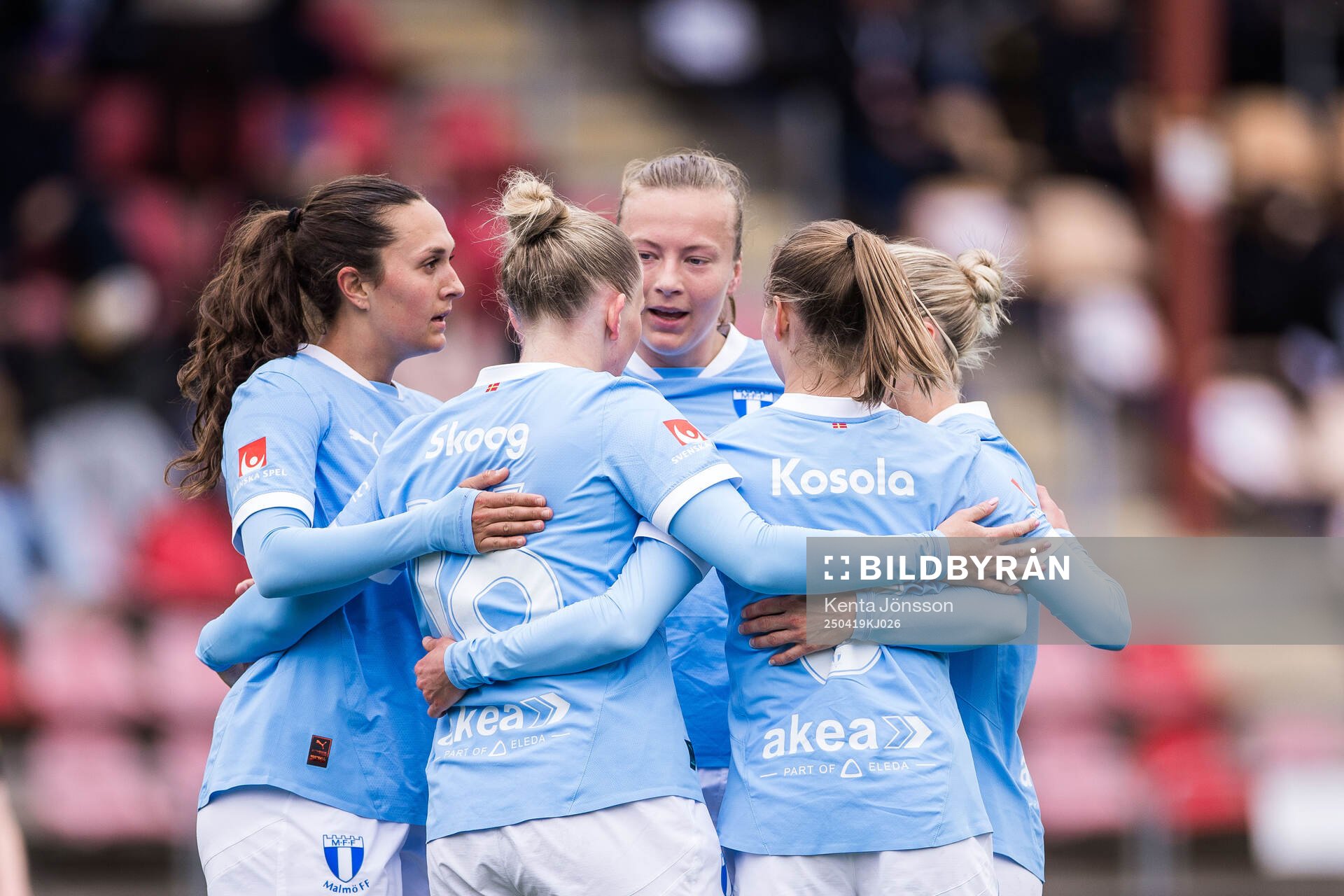 Malmö FFs Tuva Skoog jublar med Isabella DCAquila och Sara Kanutte Sørensen Fornes efter 0-2 under fotbollsmatchen i Damallsvenskan mellan AIK och Malmö FF den 19 april 2025 i Stockholm.