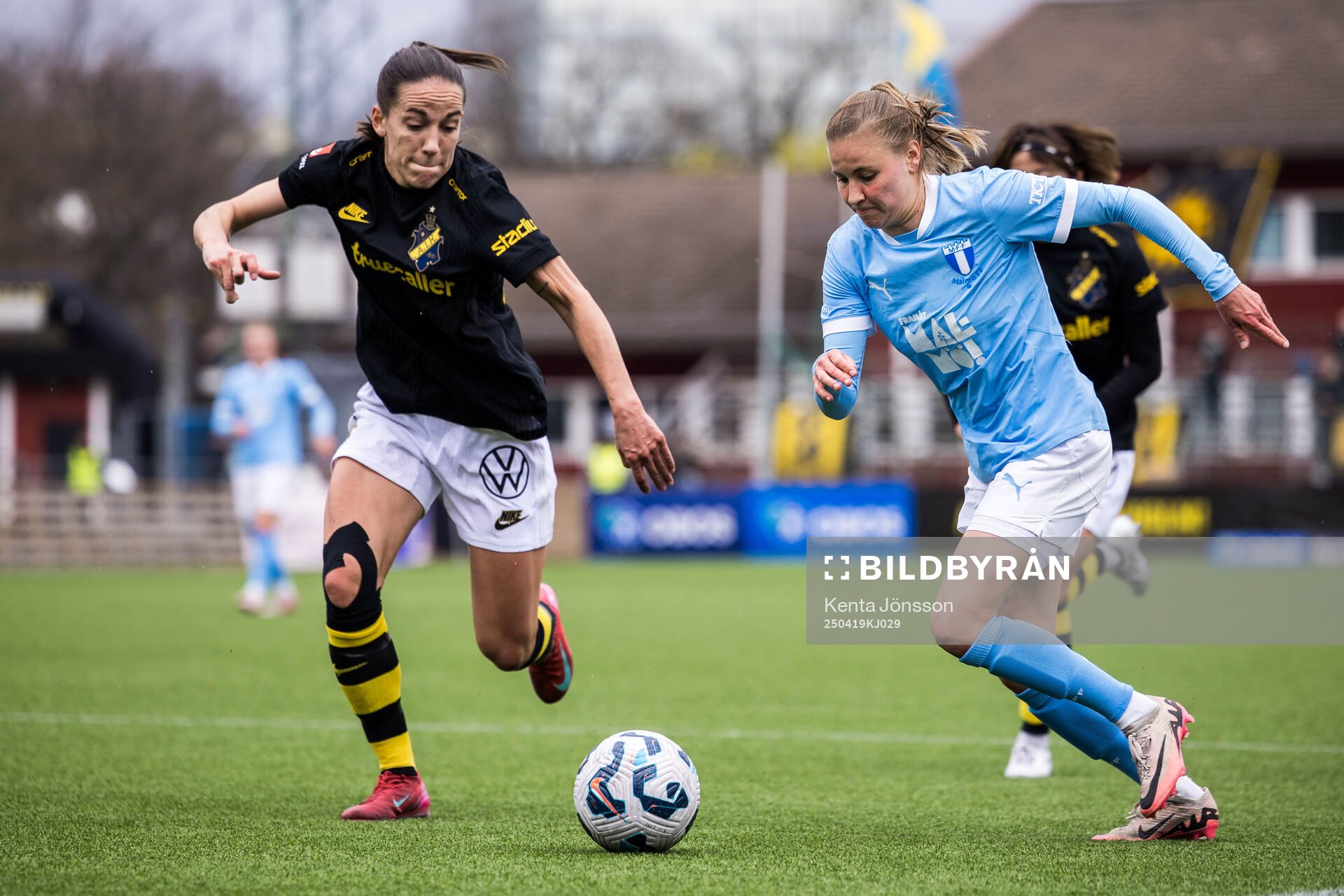 AIKs Anna Oskarsson och Malmö FFs Katariina Kosola