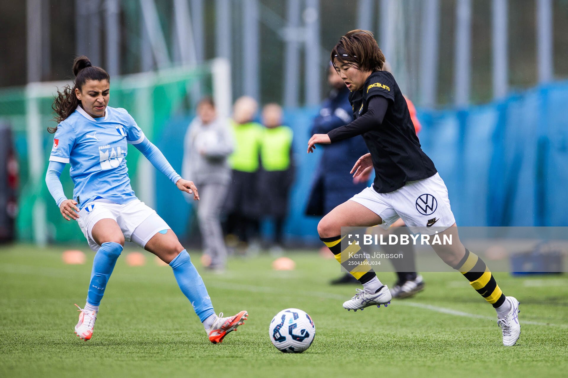 Malmö FFs Ines Belloumou och AIKs Haruna Tabata