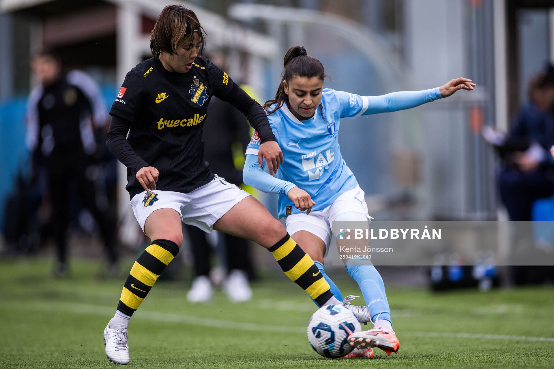 AIKs Haruna Tabata och Malmö FFs Ines Belloumou