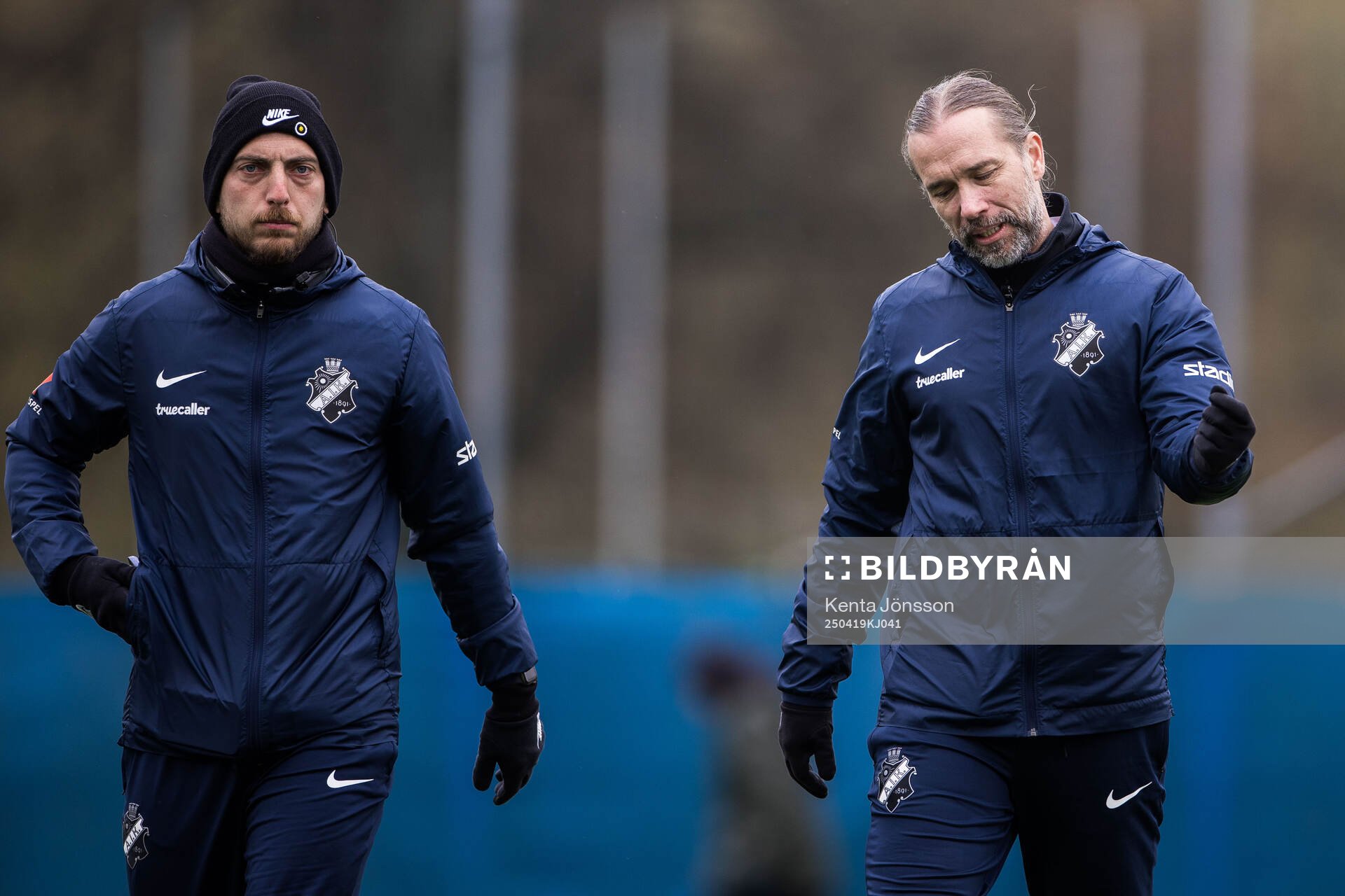 AIKs fystränare Thanos Salampasis och tränare Lukas Syberyjski i pausvilan av fotbollsmatchen i Damallsvenskan mellan AIK och Malmö FF den 19 april 2025 i Stockholm.