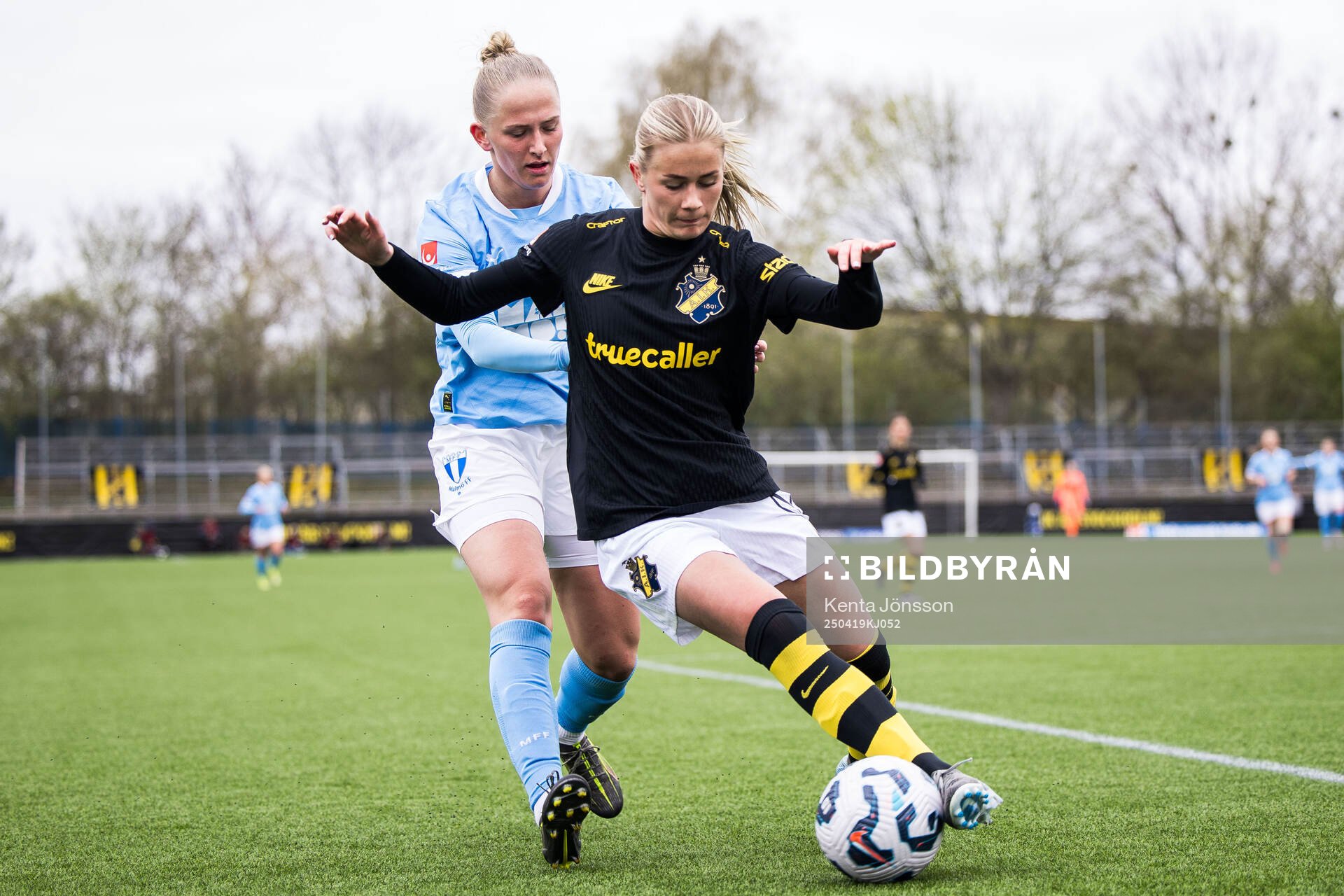 Malmö FFs Tuva Skoog och AIKs Olivia Lindstedt