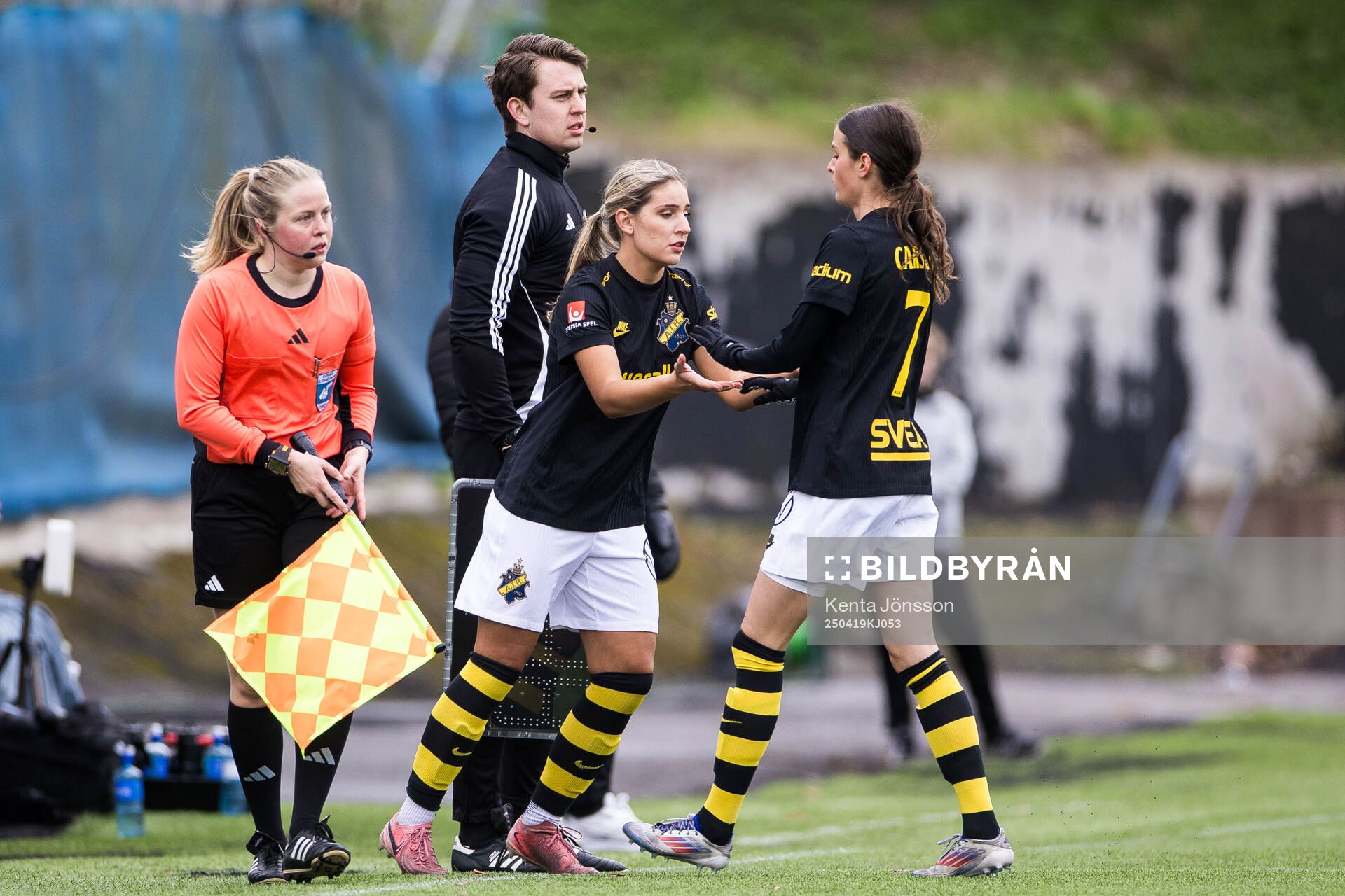AIKs Nellie Eriksen Yasseri och Signe Carstens under fotbollsmatchen i Damallsvenskan mellan AIK och Malmö FF den 19 april 2025 i Stockholm.