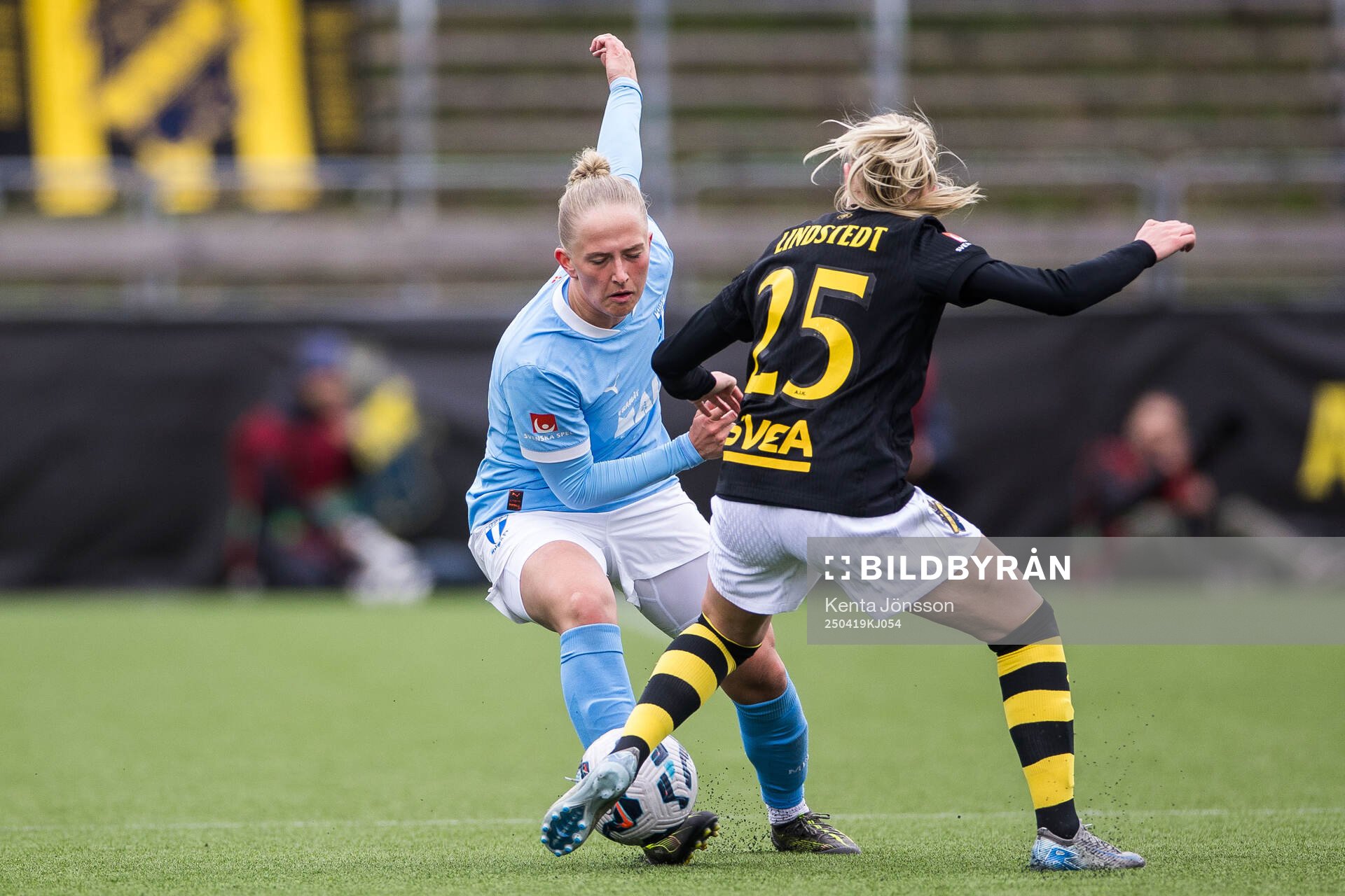 Malmö FFs Tuva Skoog och AIKs Olivia Lindstedt