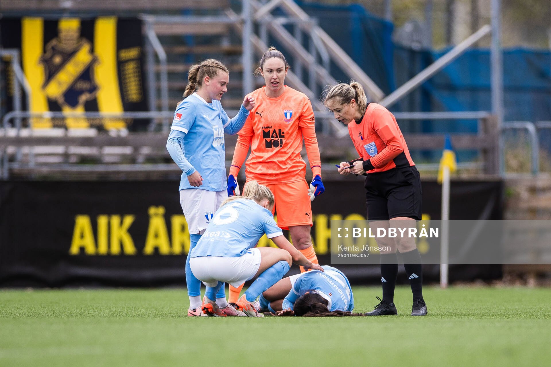 Malmö FFs Ines Belloumou har ont